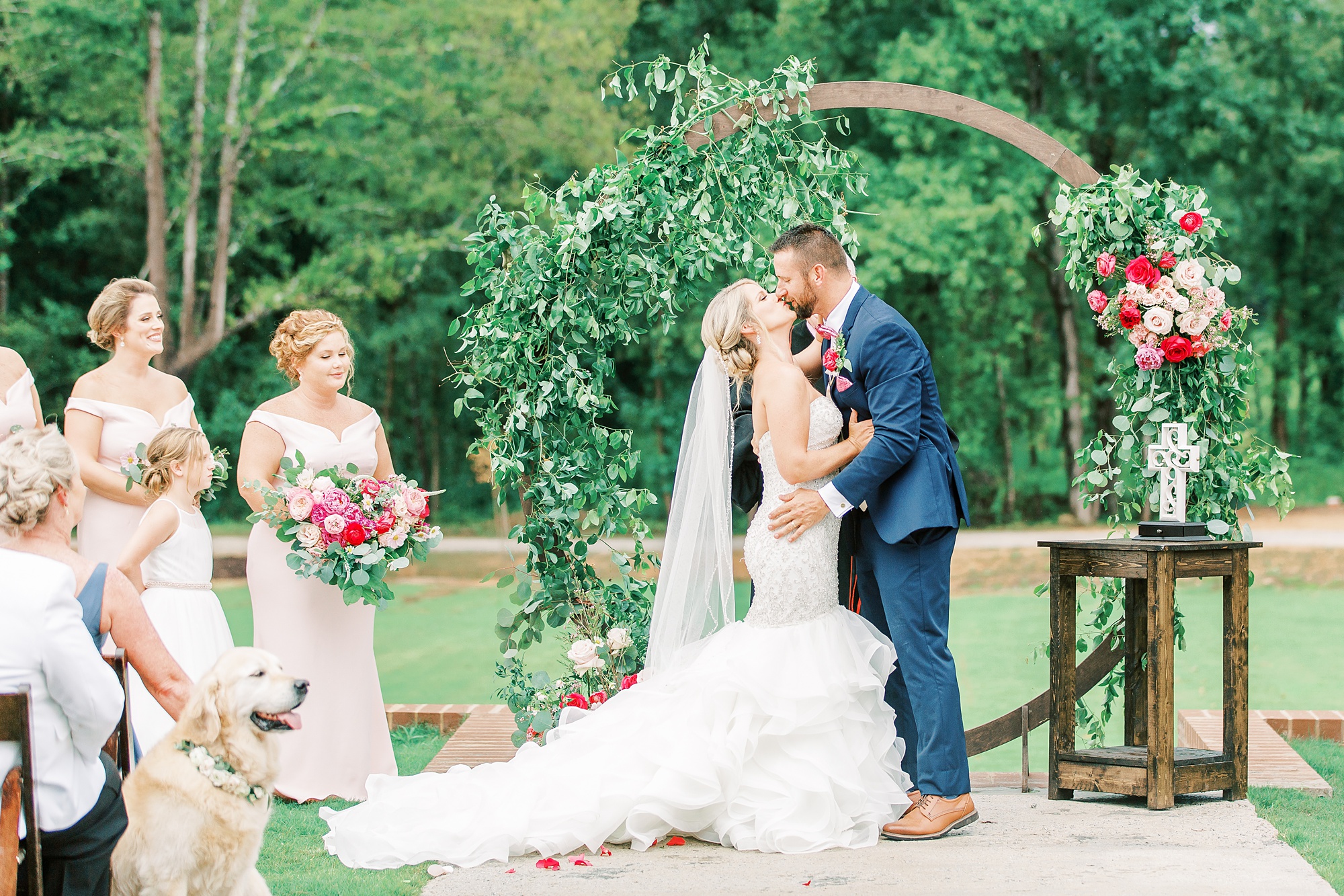 newlyweds kis sturing Belle's Venue wedding ceremony