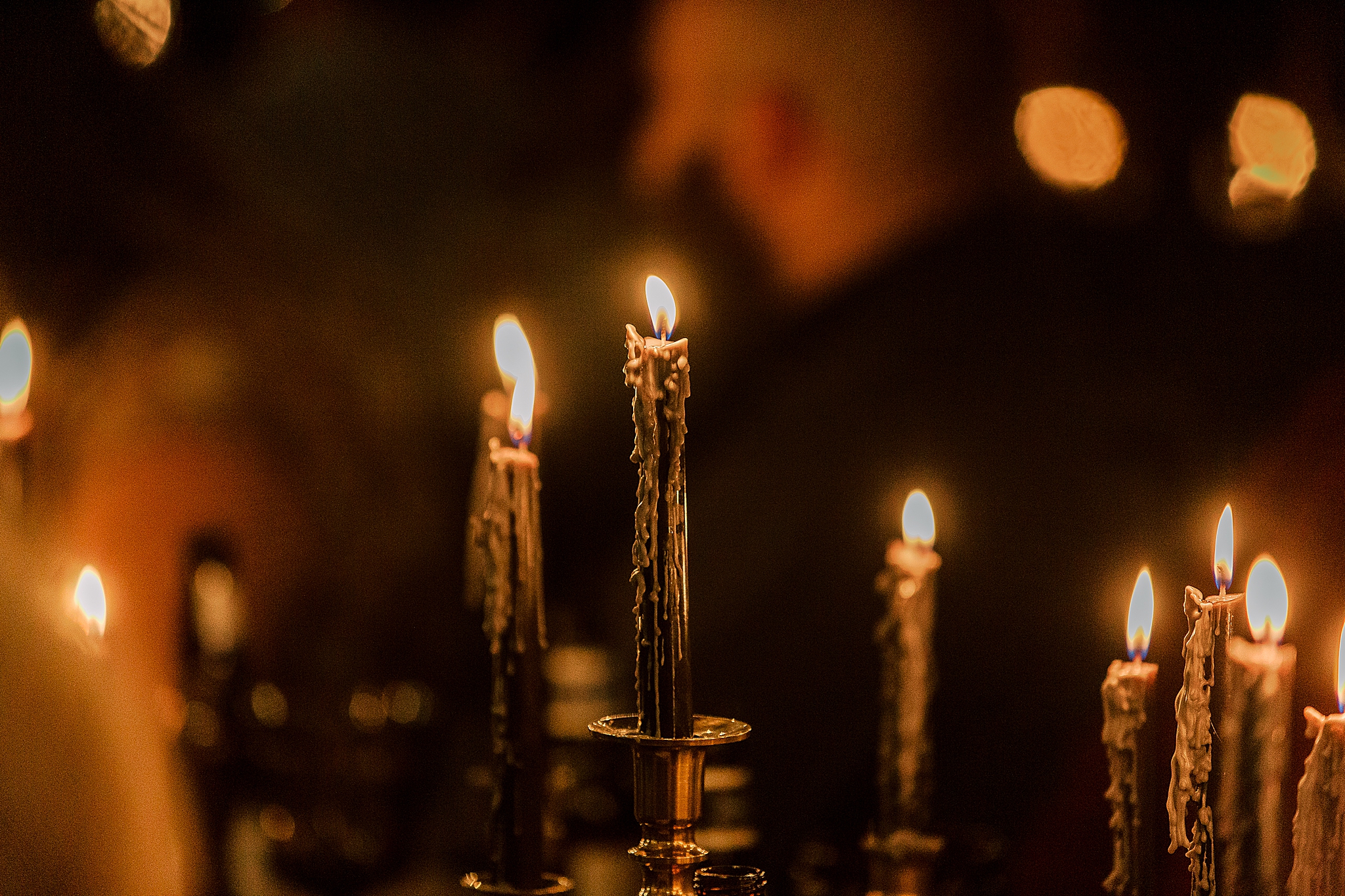 candles burn during Charlotte NC Rehearsal Dinner