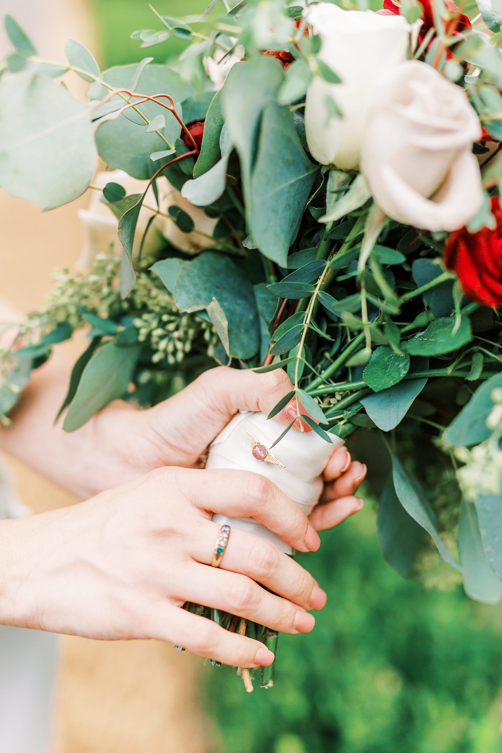 details on bride's summer bouquet