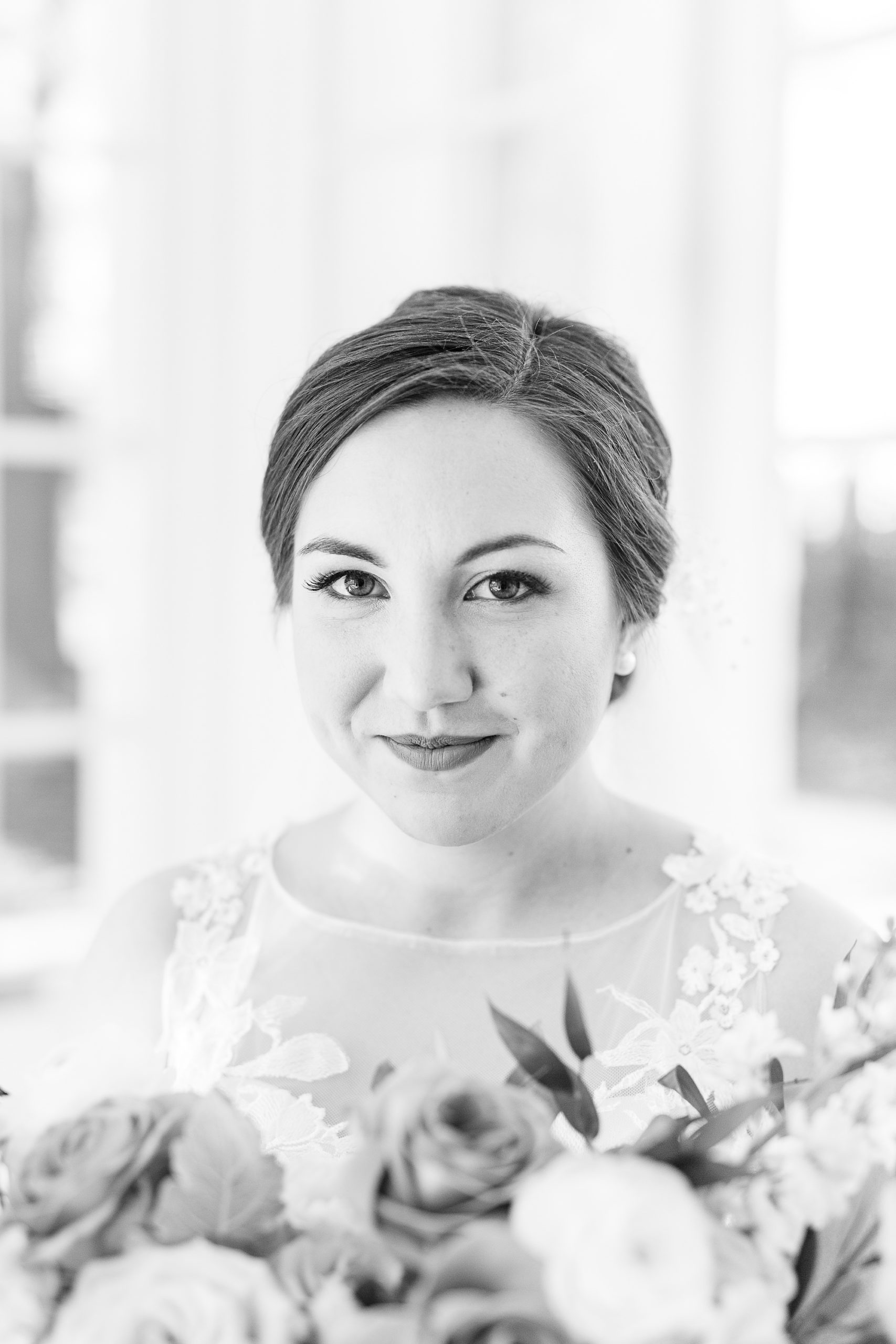 bride with classic makeup for fall wedding