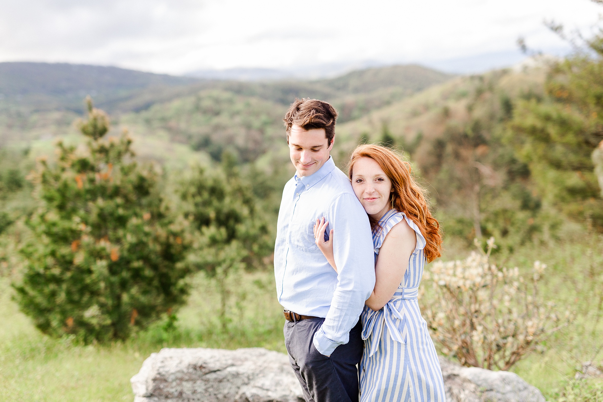 bride leans against groom's back at Thunderhill Overlook