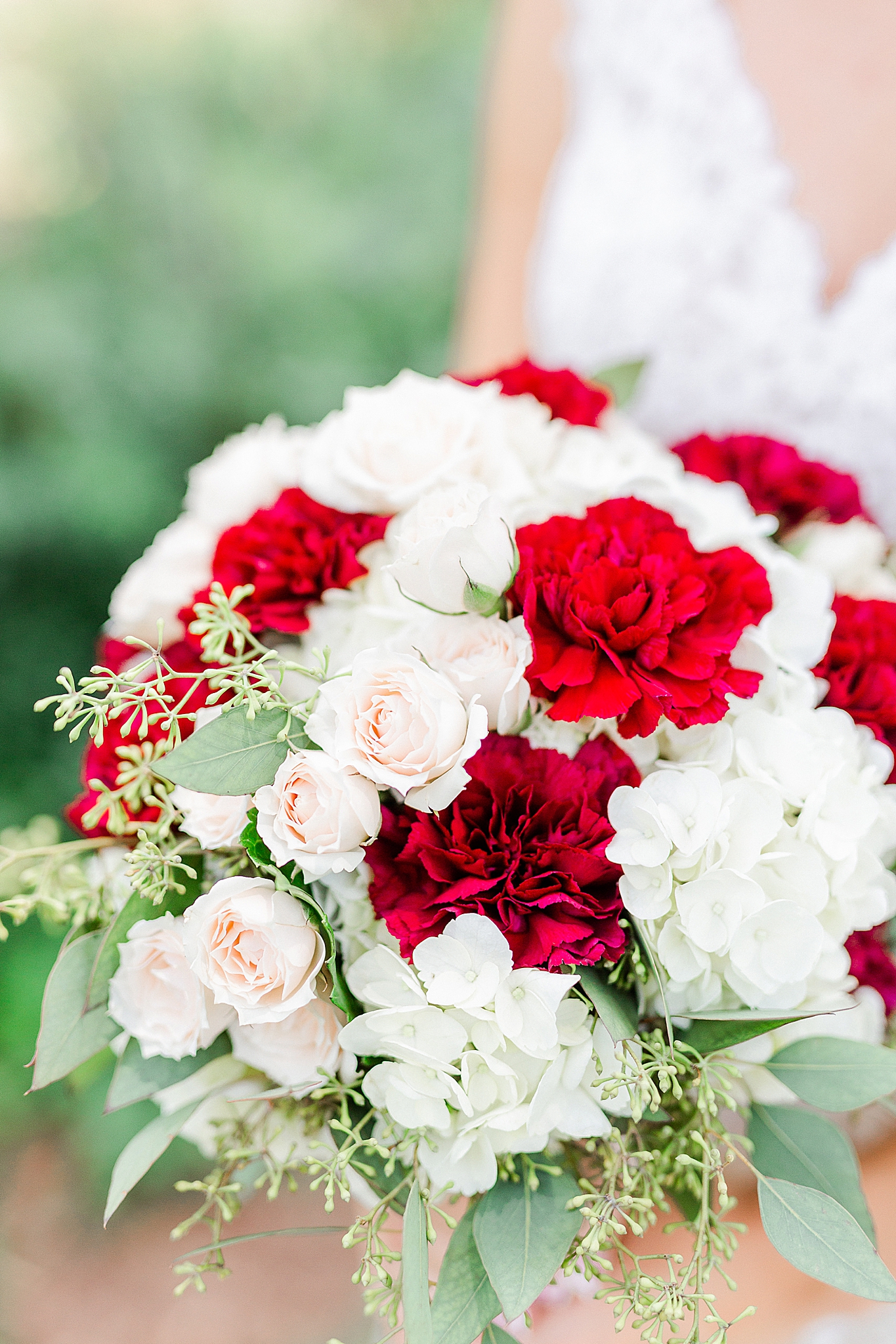 red and white bouquet for Alexander Homestead bridal portraits