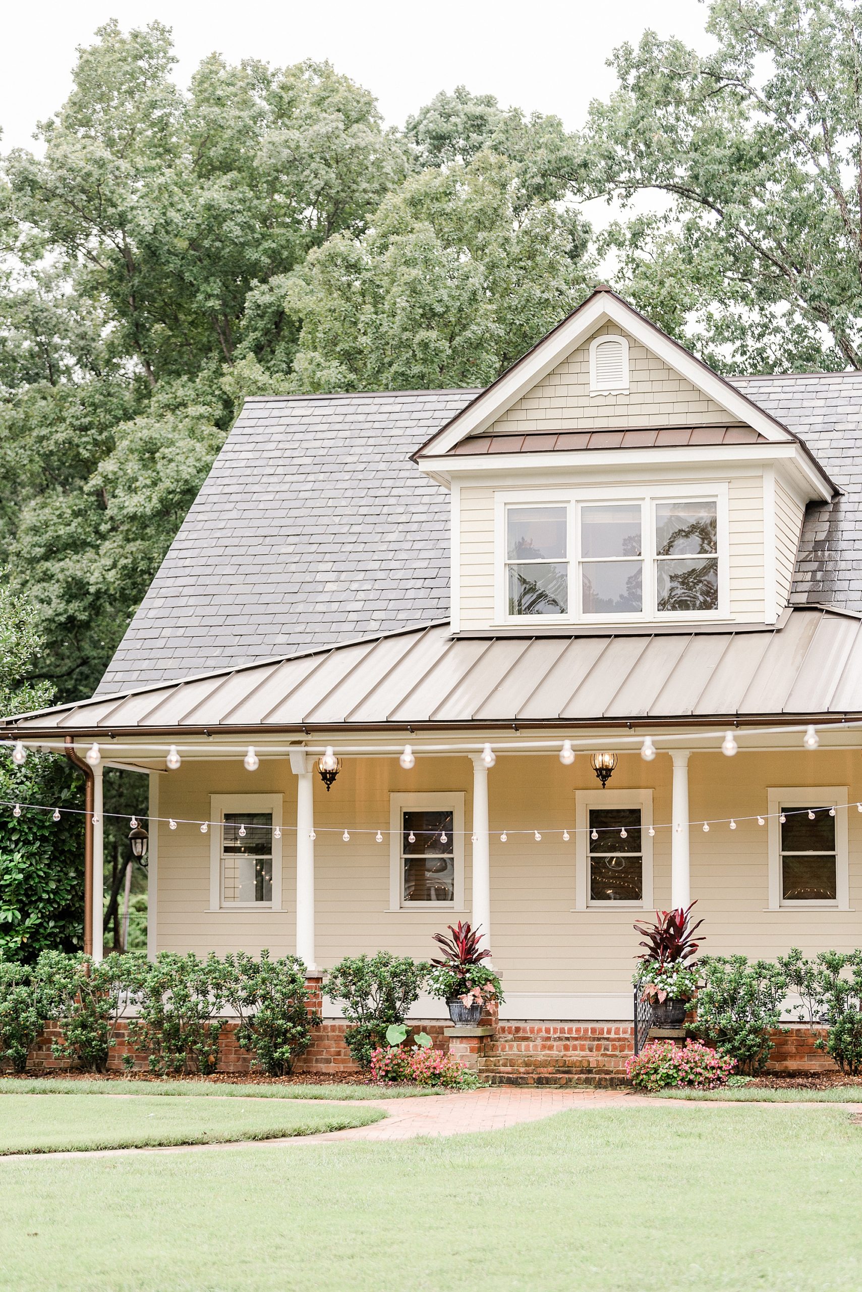 Alexander Homestead wedding in the summer photographed by Kevyn Dixon Photography