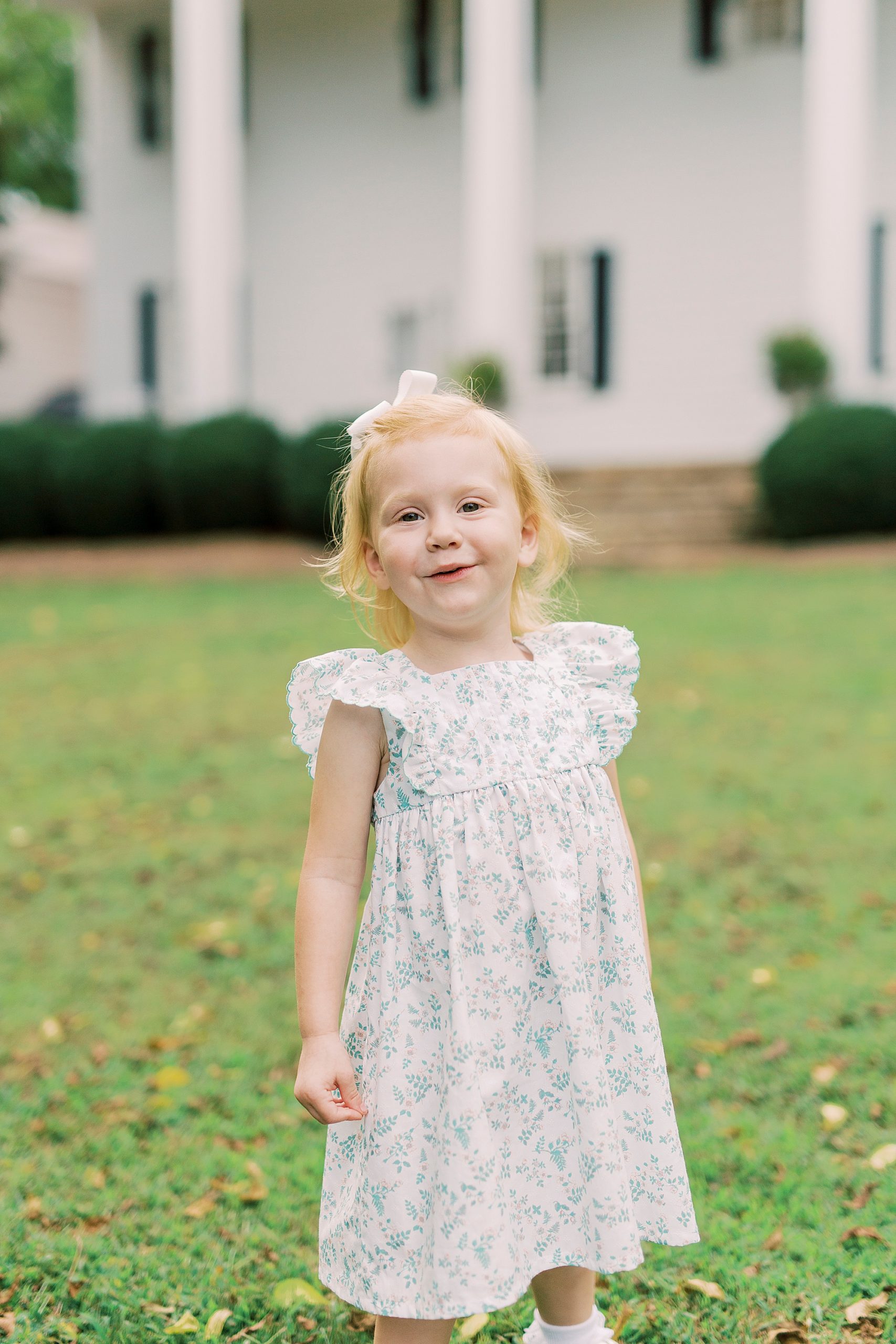 toddler plays at Vesuvius Vineyards