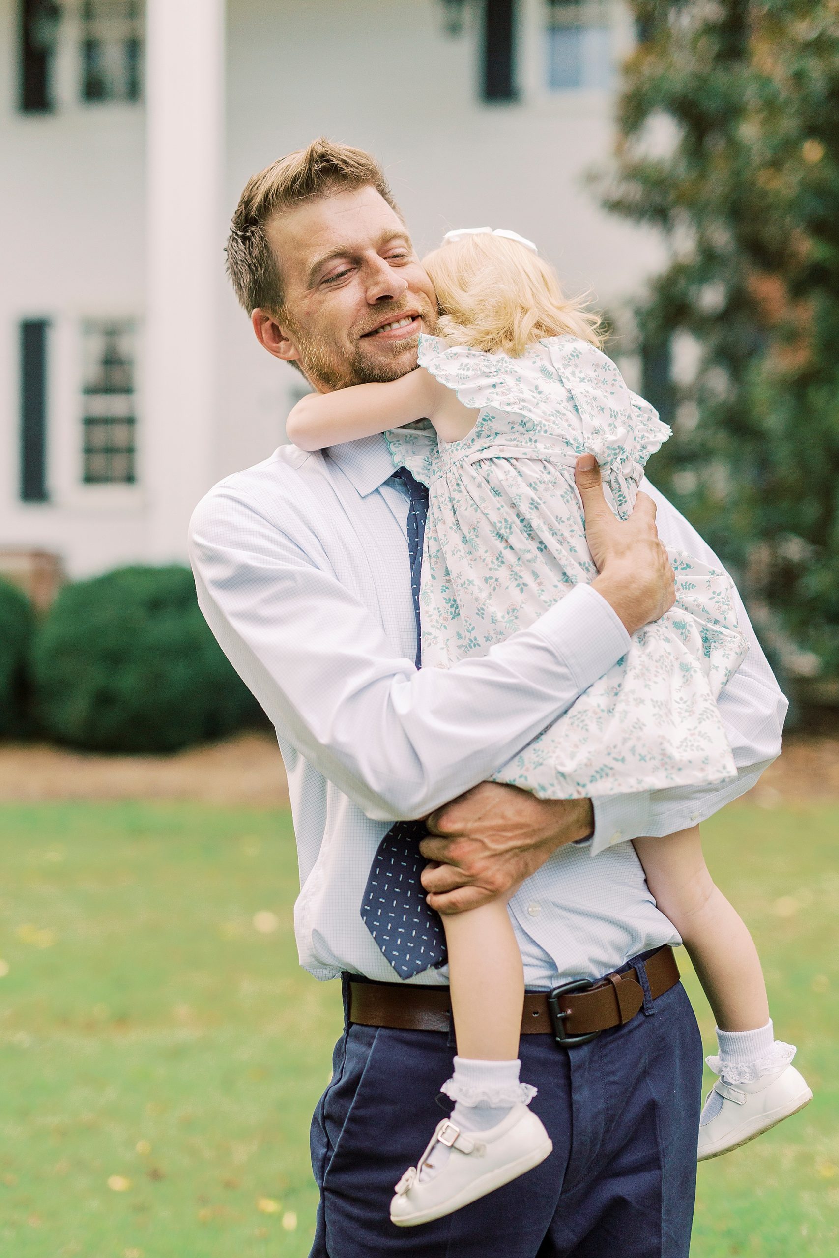 dad hugs daughter during Vesuvius Vineyards family photos