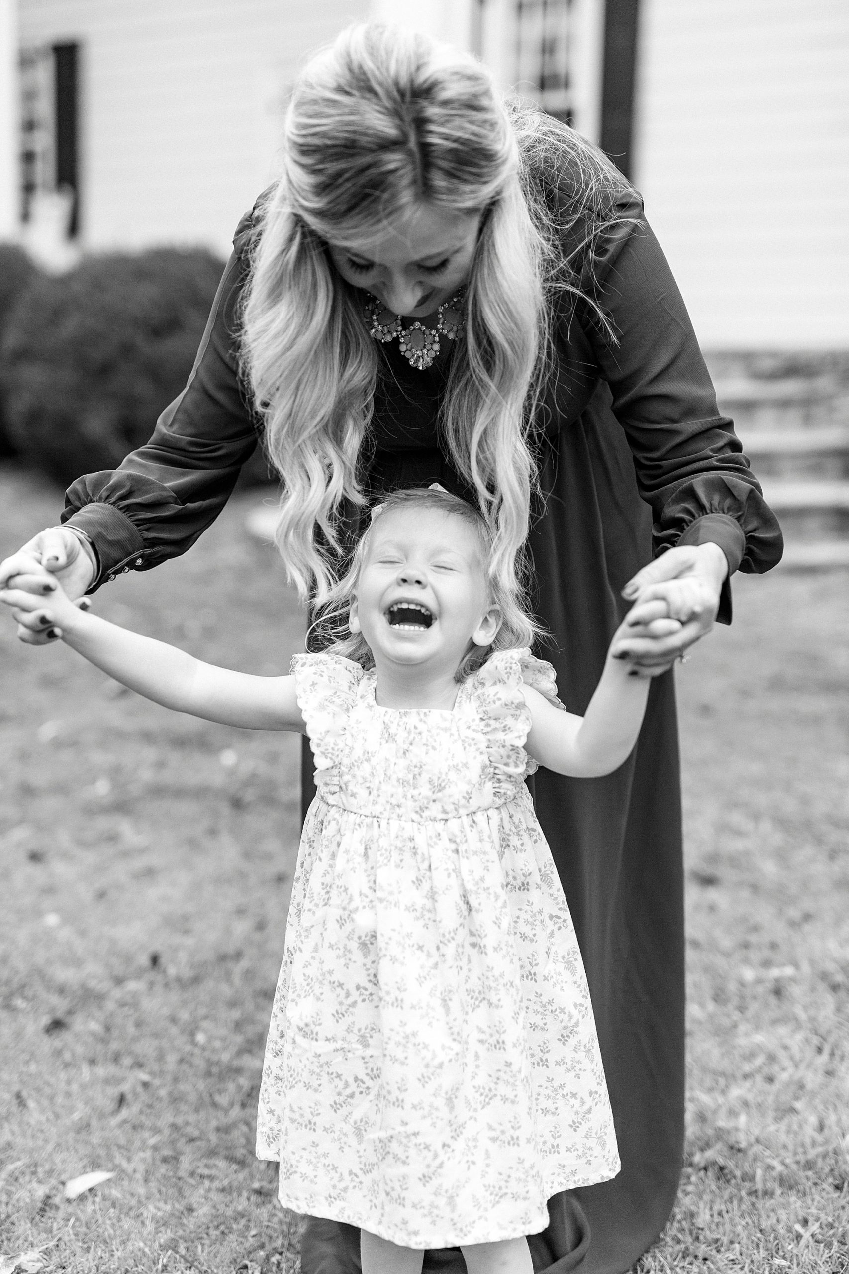 mom plays with daughter during photos at Vesuvius Vineyards