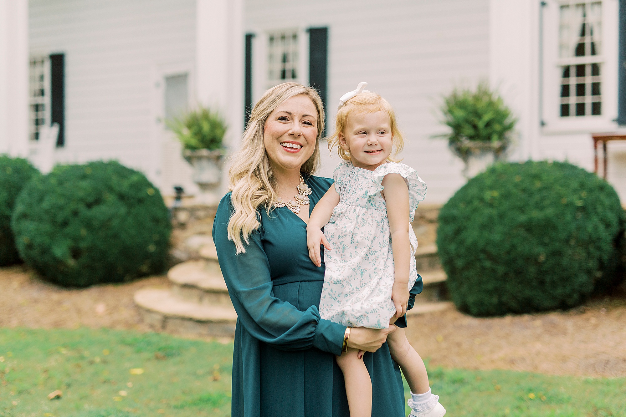 woman poses with daughter during photos at Vesuvius Vineyards