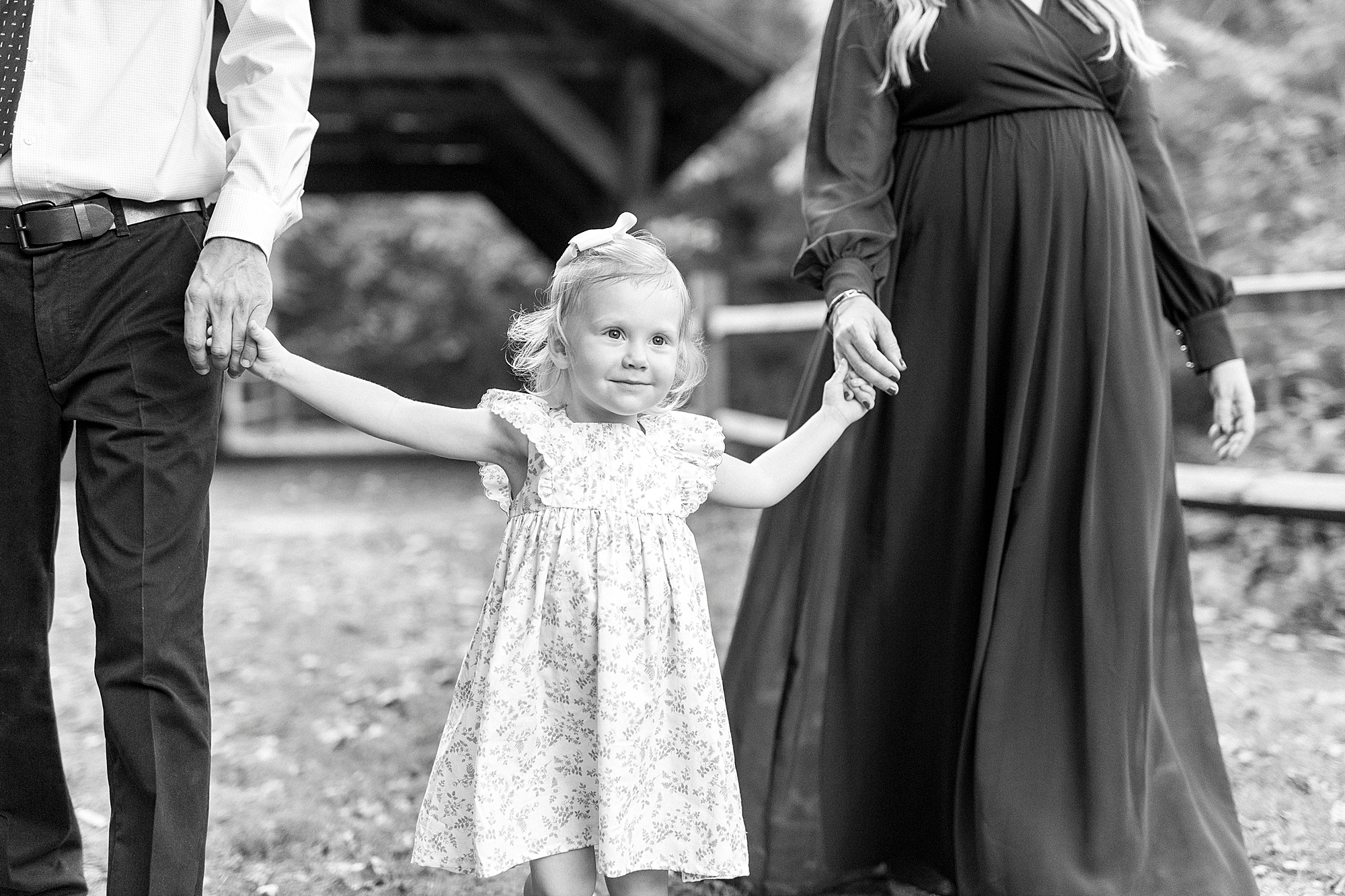 toddler walks with parents at Vesuvius Vineyards
