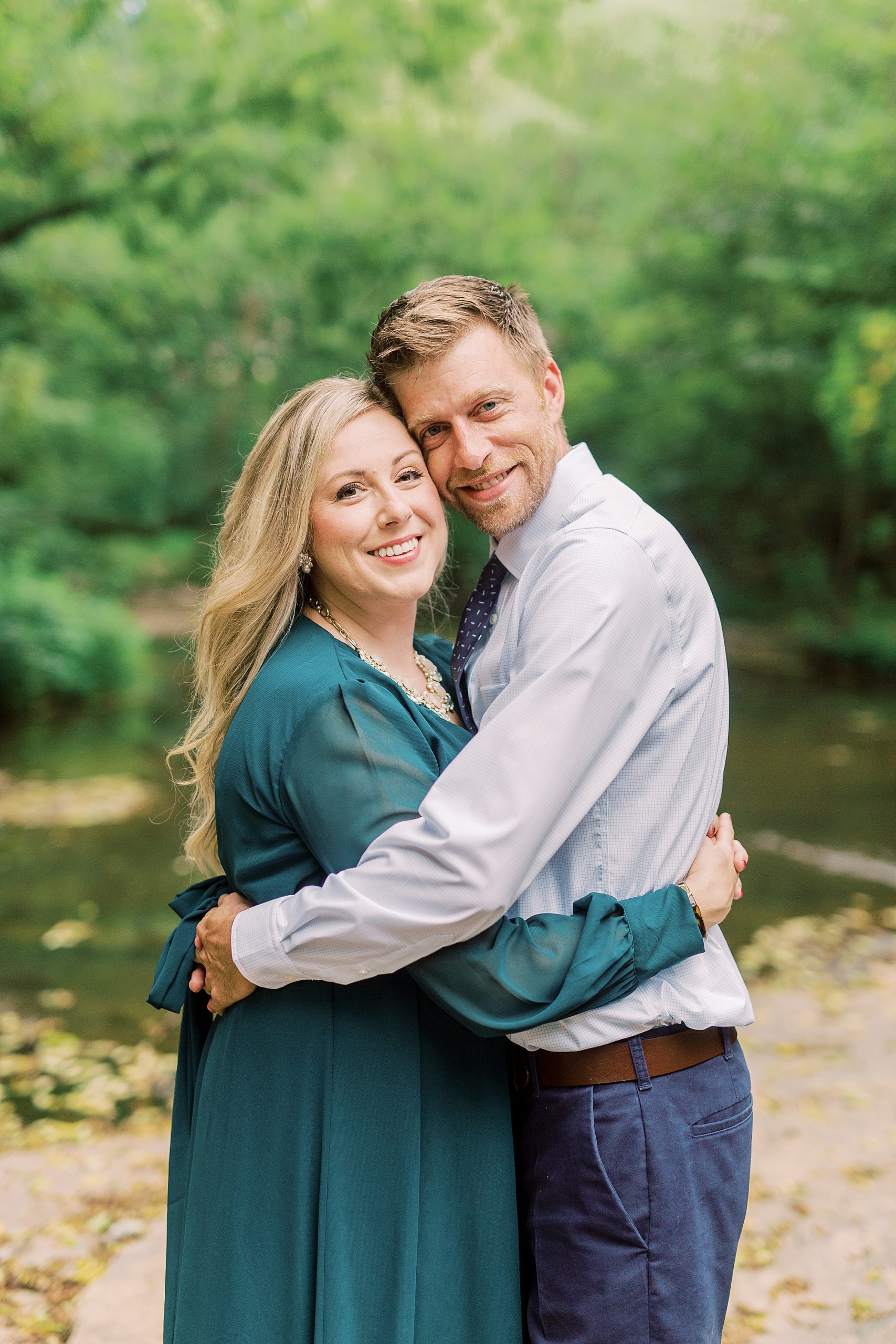 engaged couple hugs at Vesuvius Vineyards