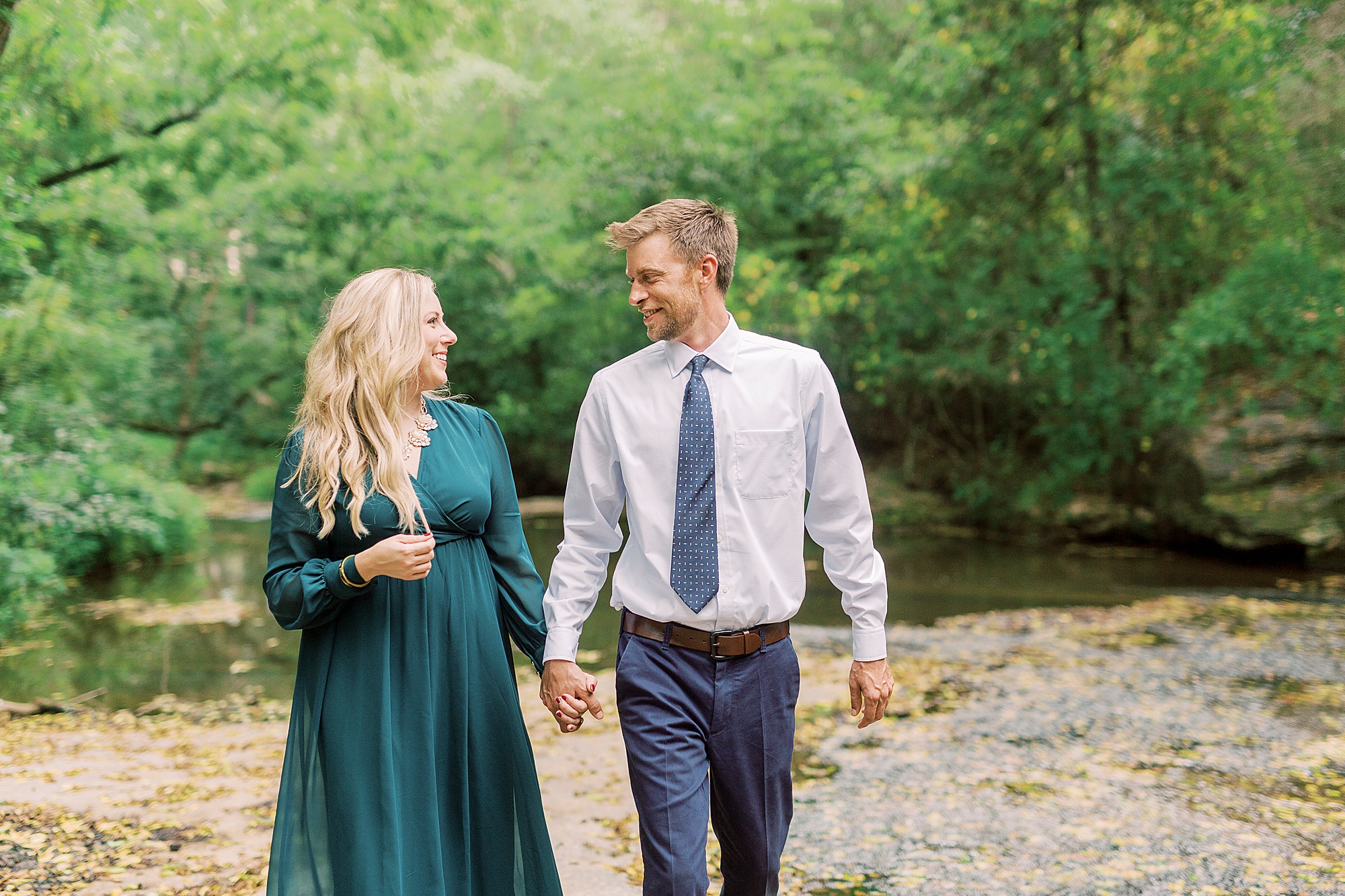 couple walks by river near Vesuvius Vineyards