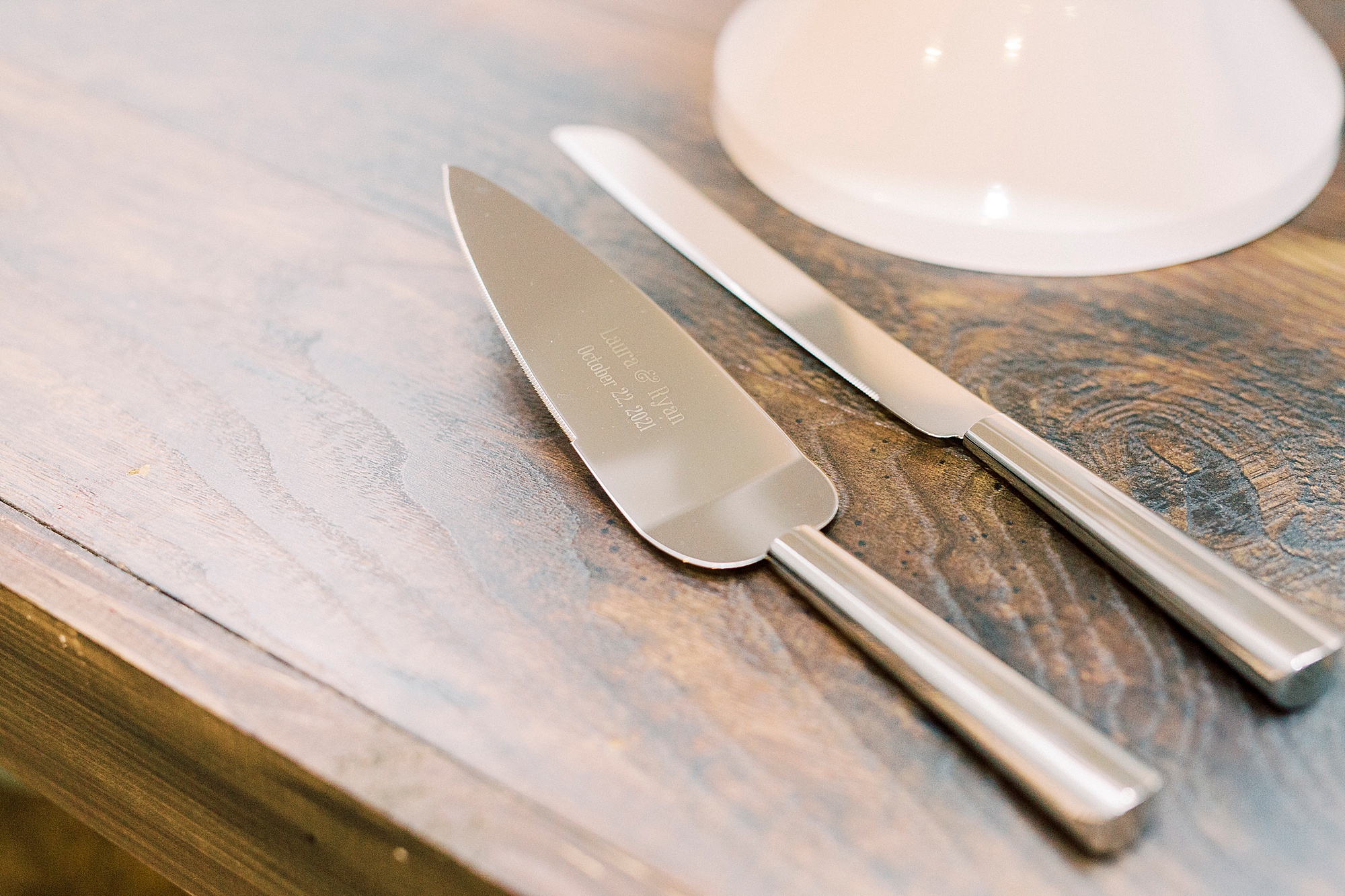 serving utensils for wedding cake