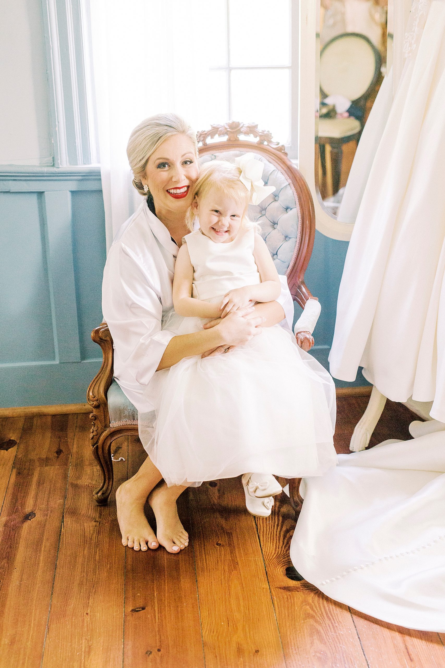 bride hugs daughter before Vesuvius Vineyards wedding day
