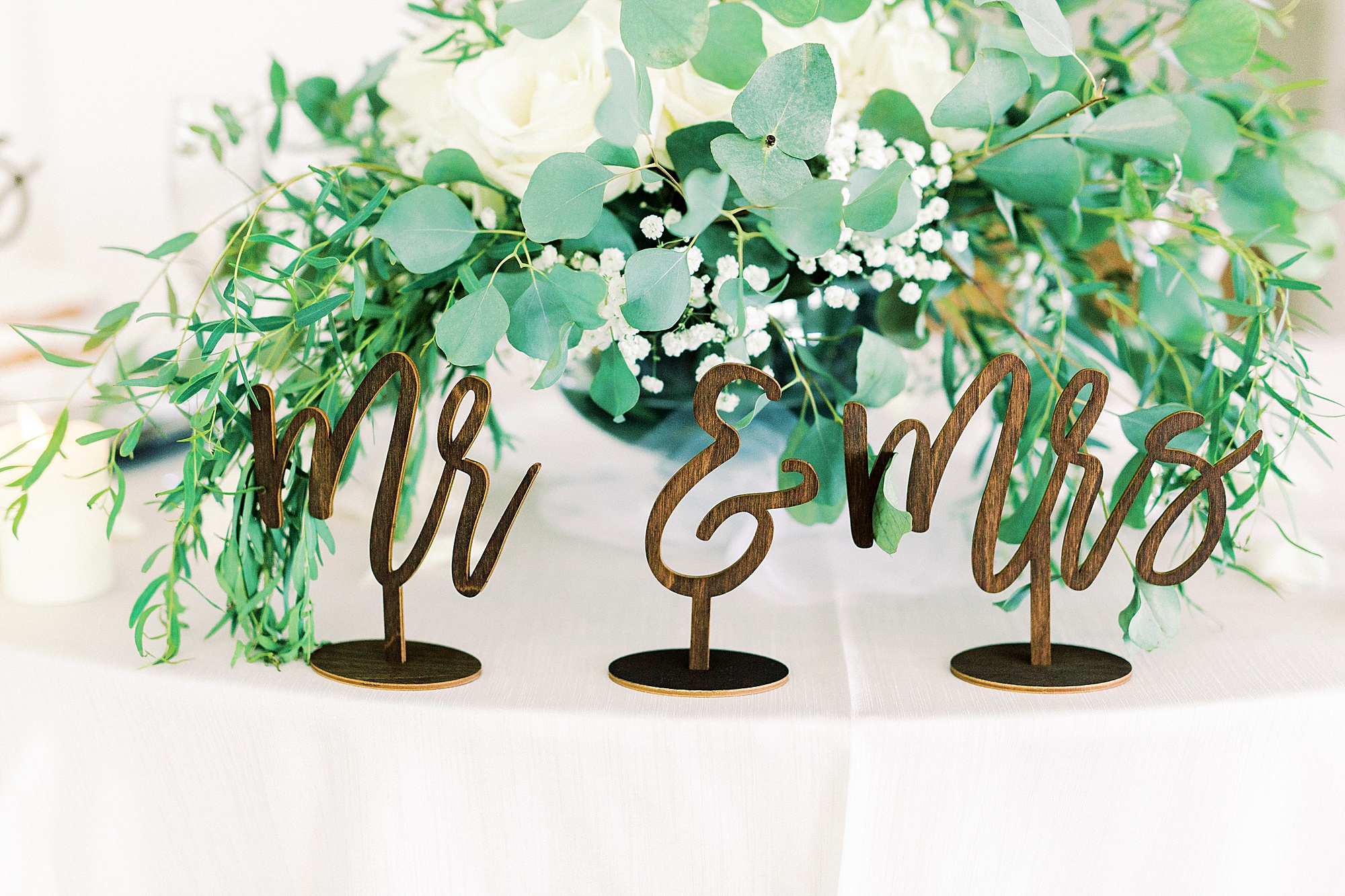 gold Mr. and Mrs. signs for sweetheart table