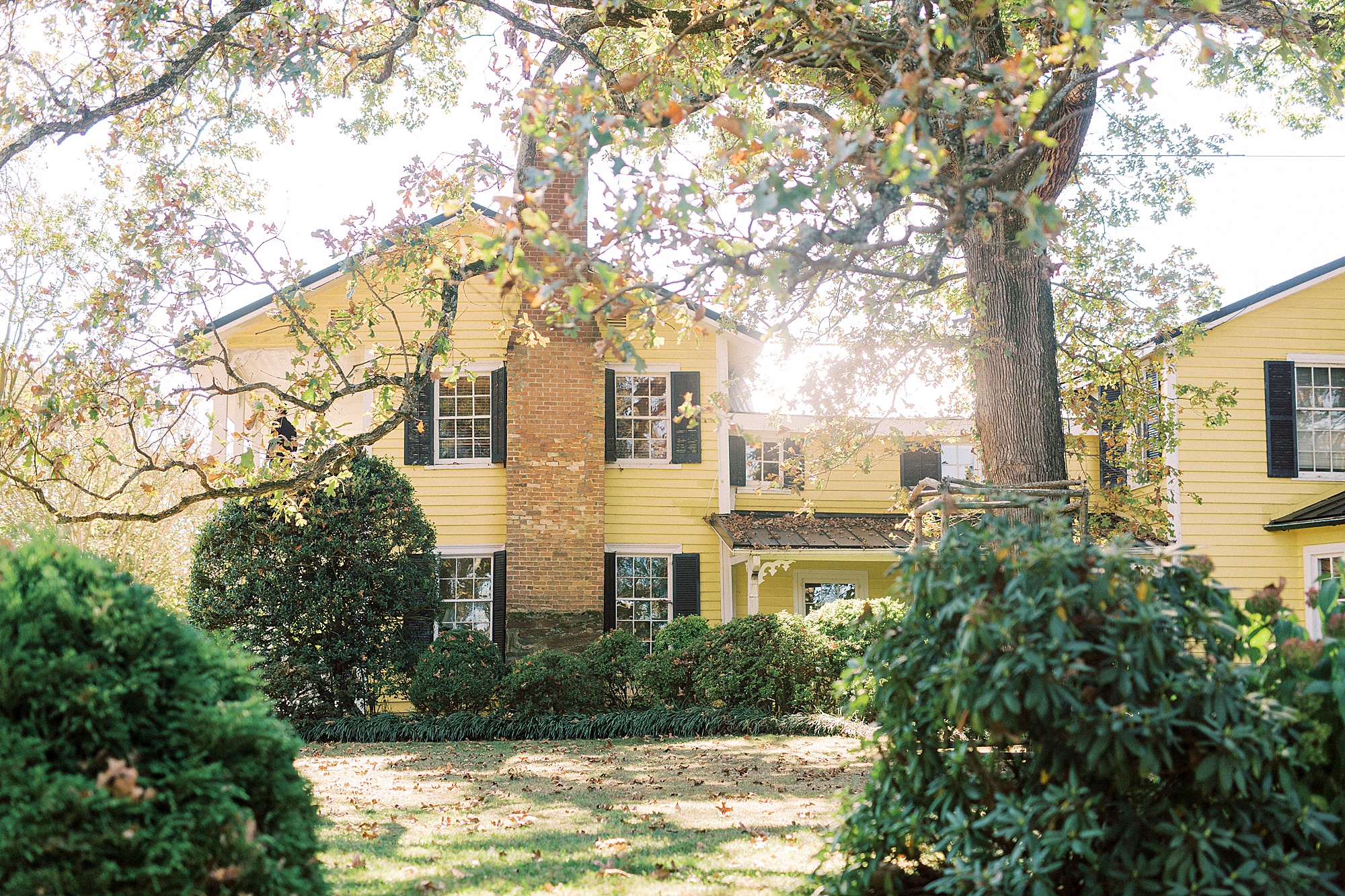 1812 Hitching Post wedding day photographed by Kevyn Dixon Photography