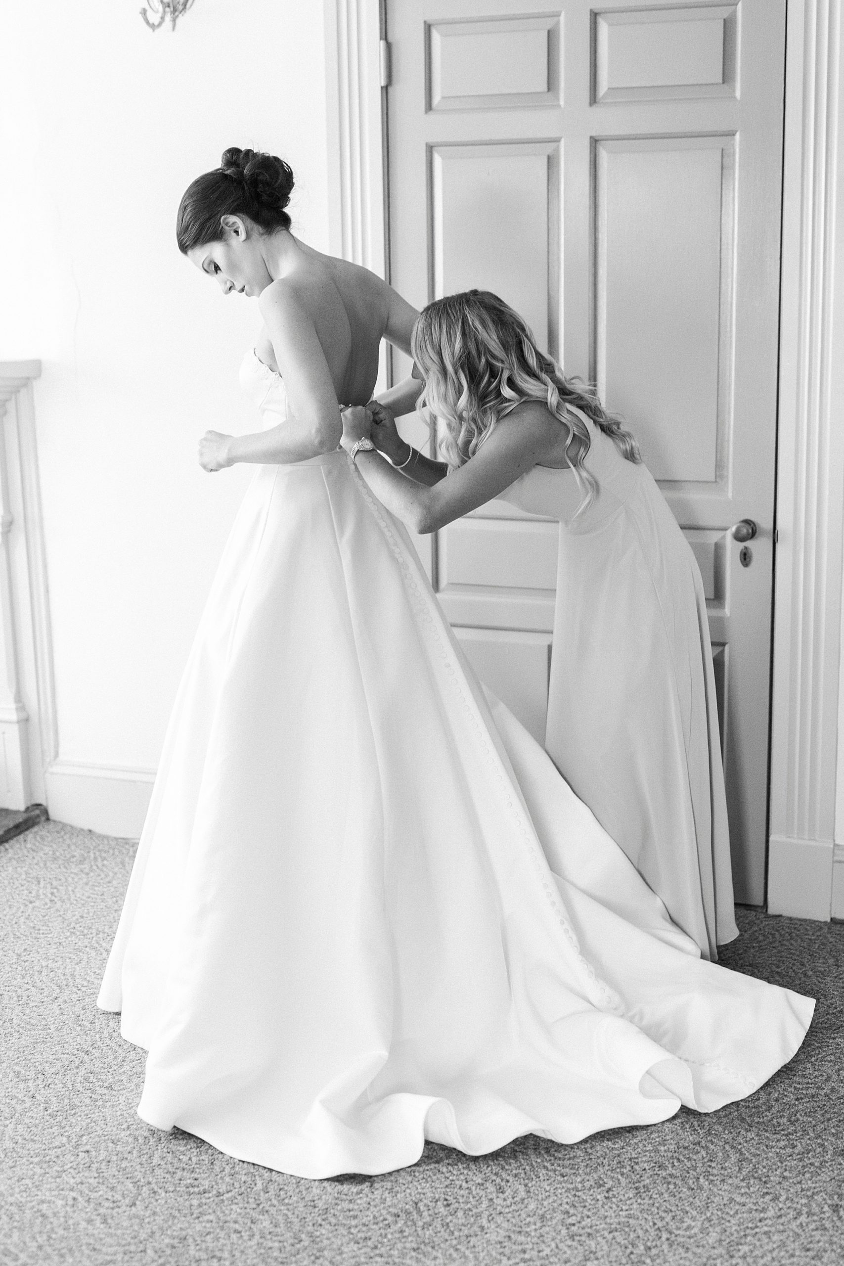 bride prepares for 1812 Hitching Post wedding day with bridesmaid
