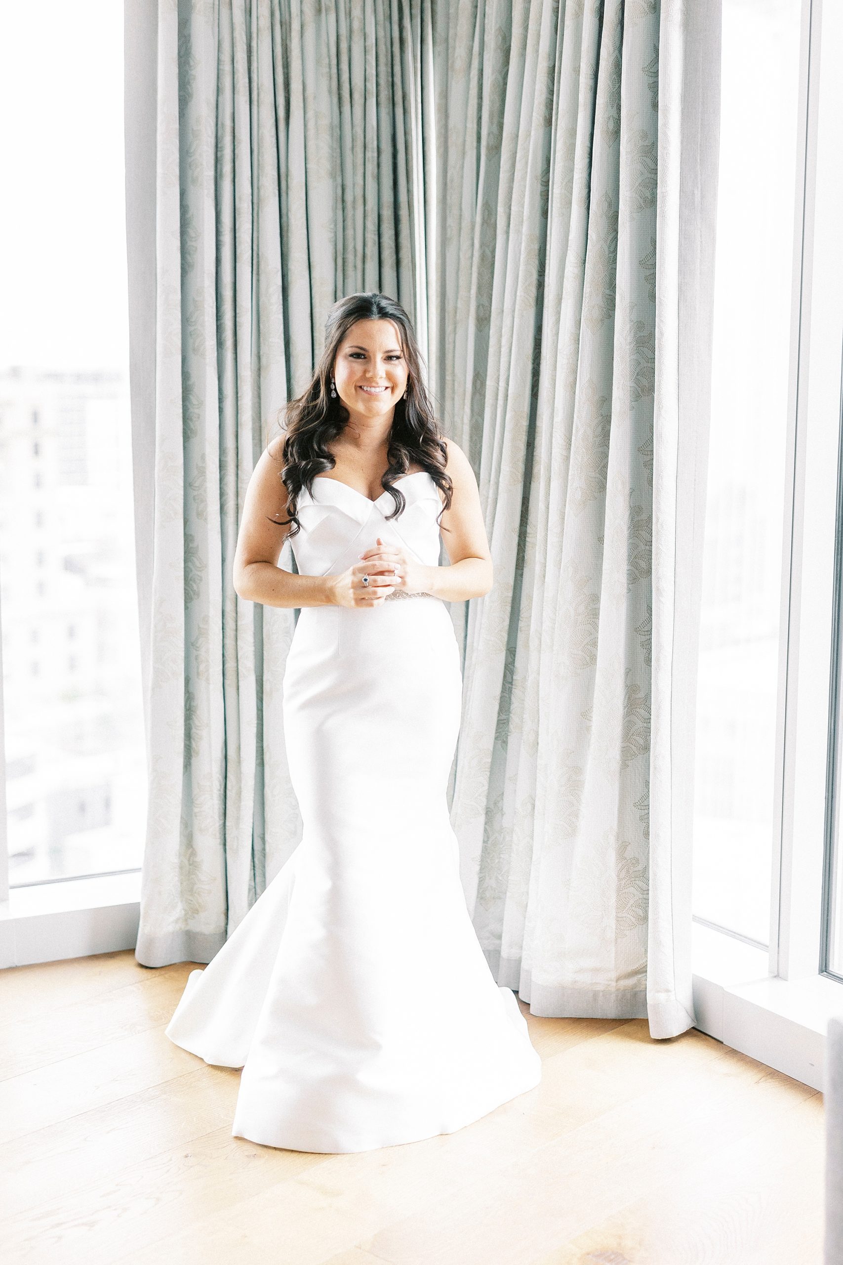 bride prepares for NC wedding day at Kimpton Tyron Park