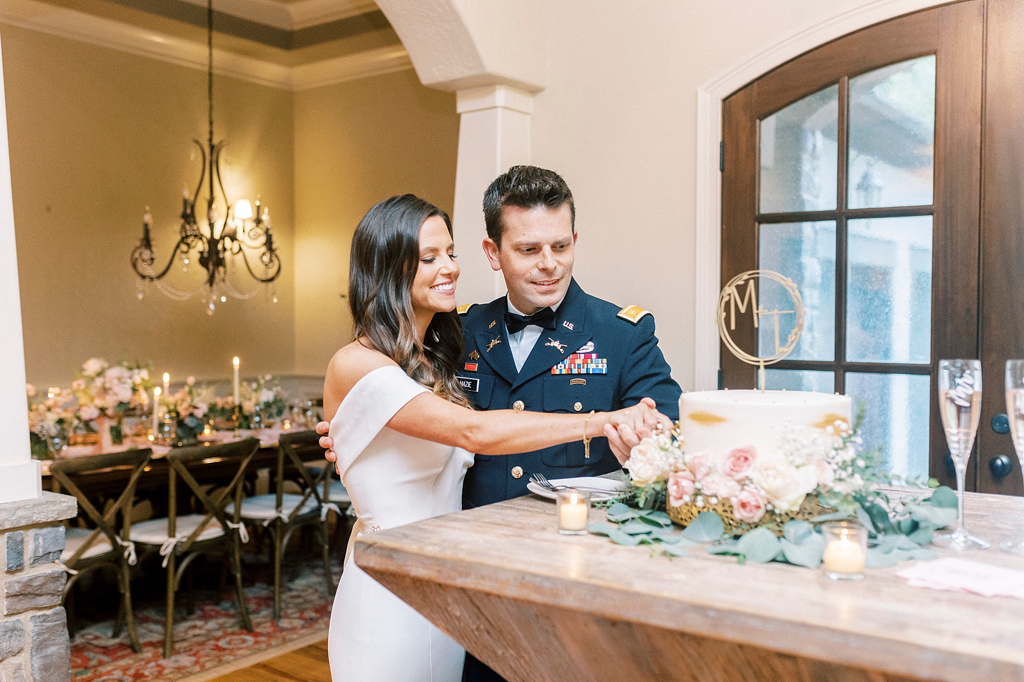 newlyweds cut wedding cake during Lake Norman reception