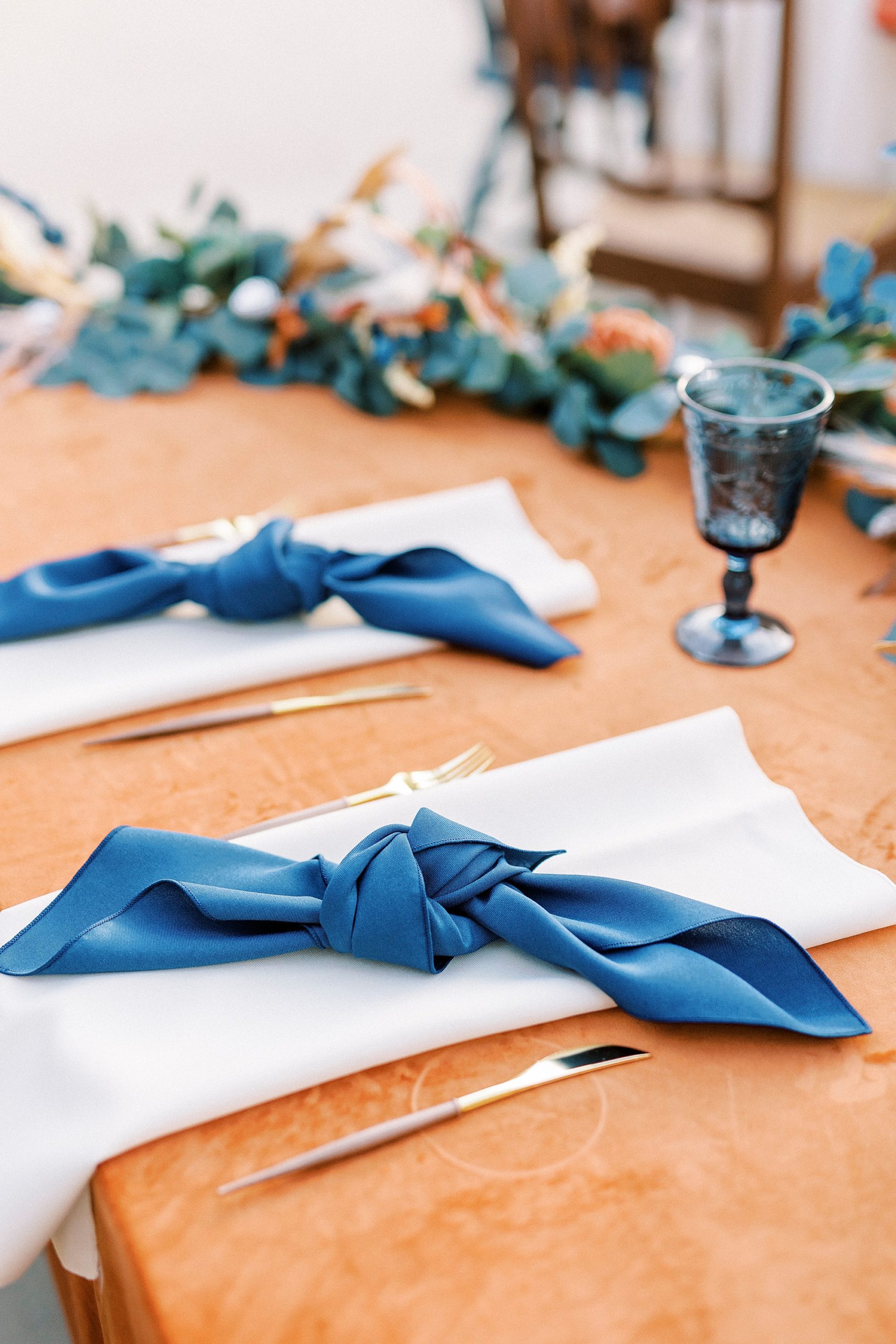 place setting for fall wedding with blue napkins 