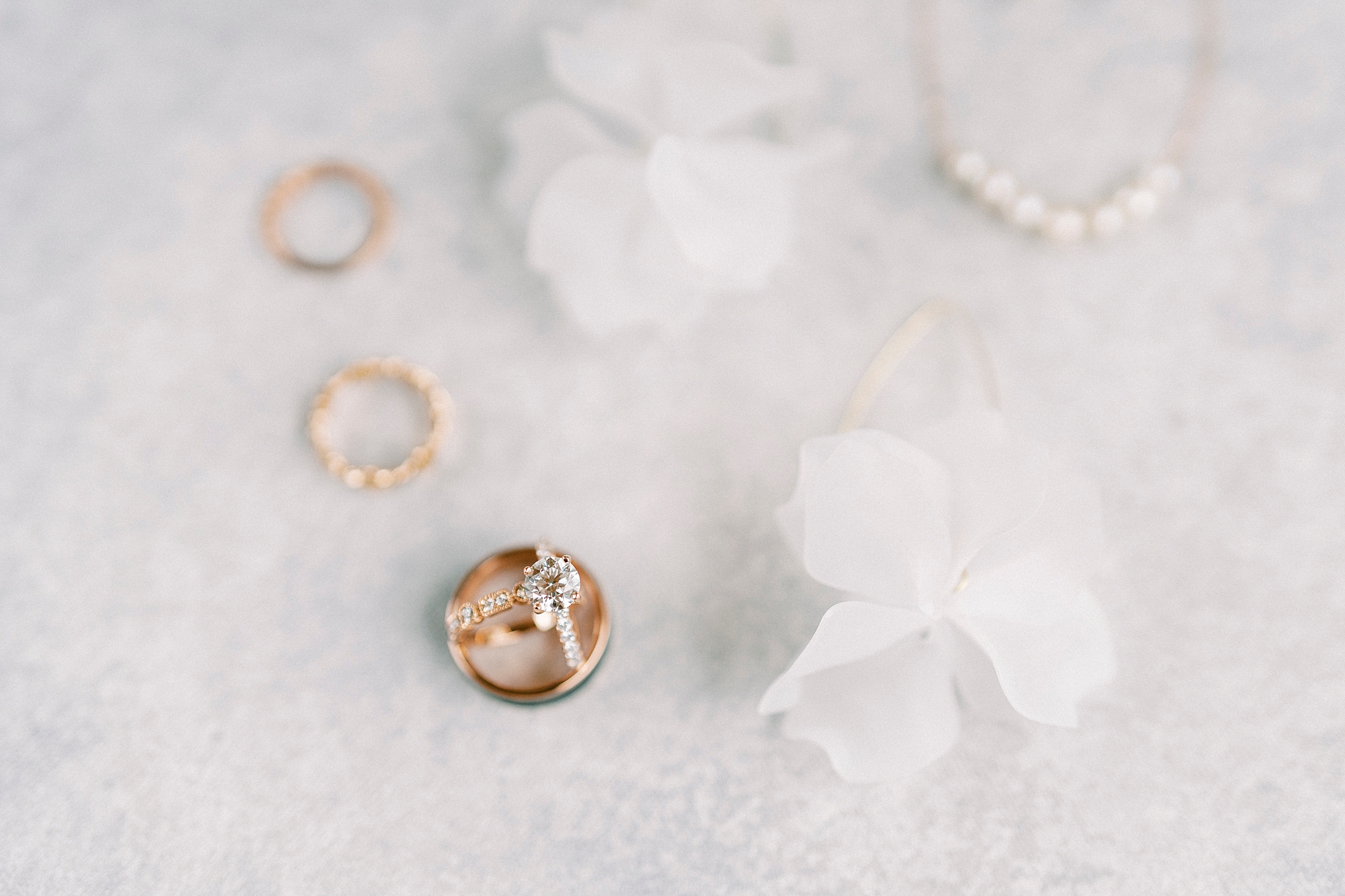 bride's jewelry with white flowers 