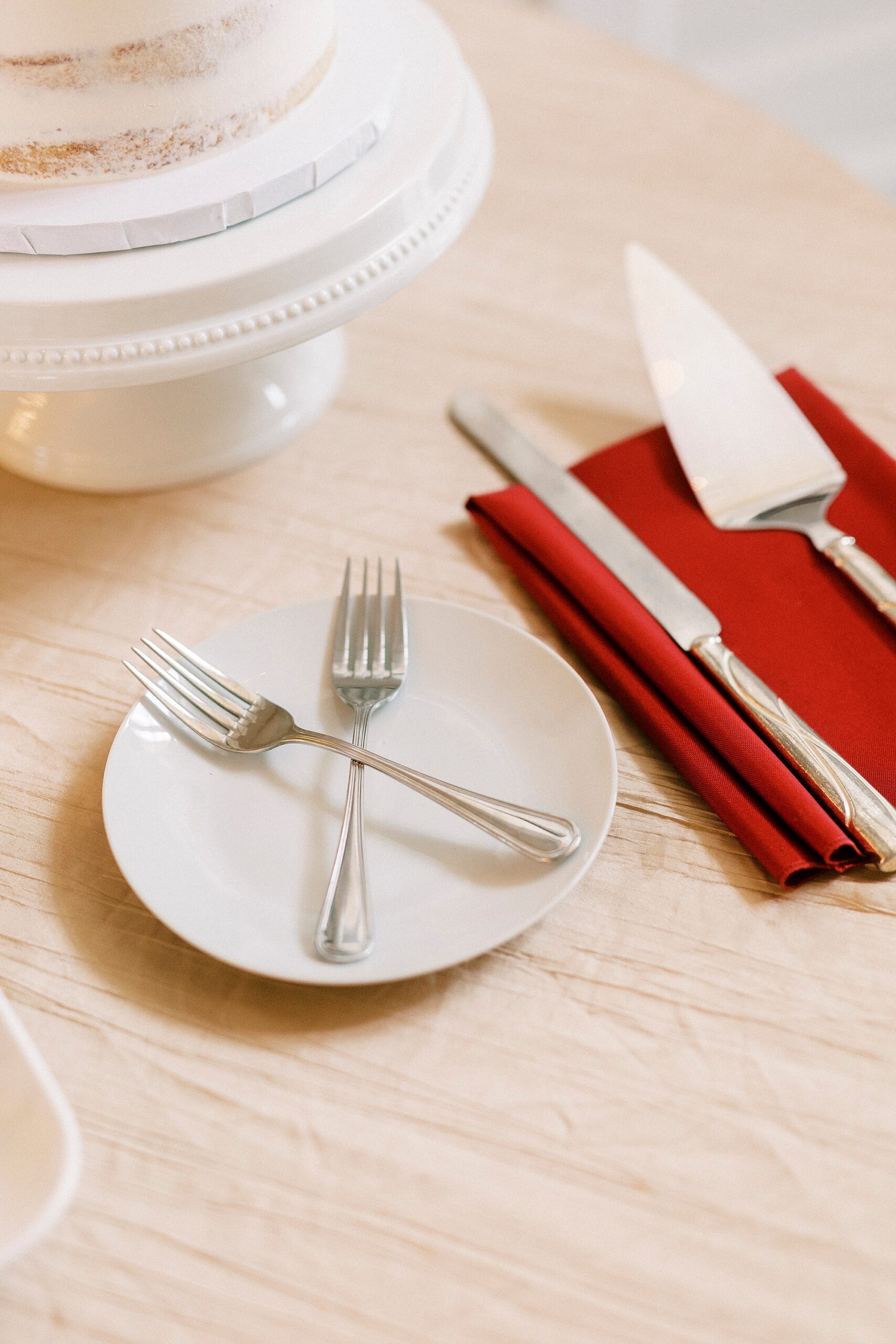 napkins and silverware by cake for cake cutting 