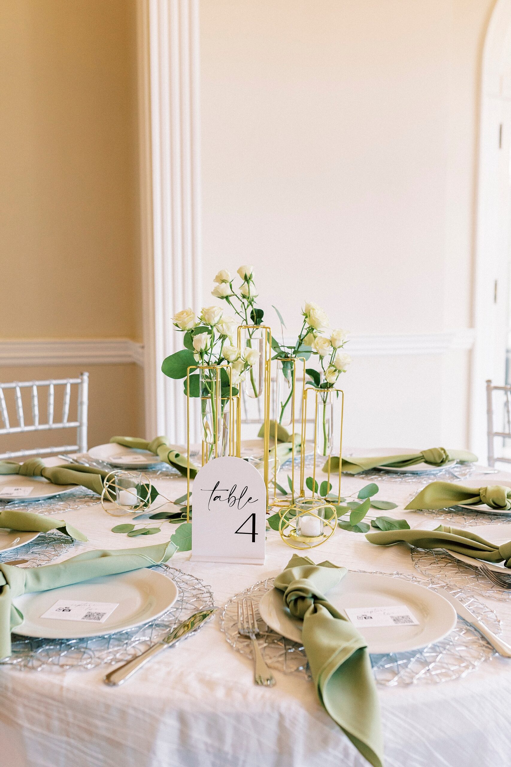 spring wedding reception with green napkin and white flowers