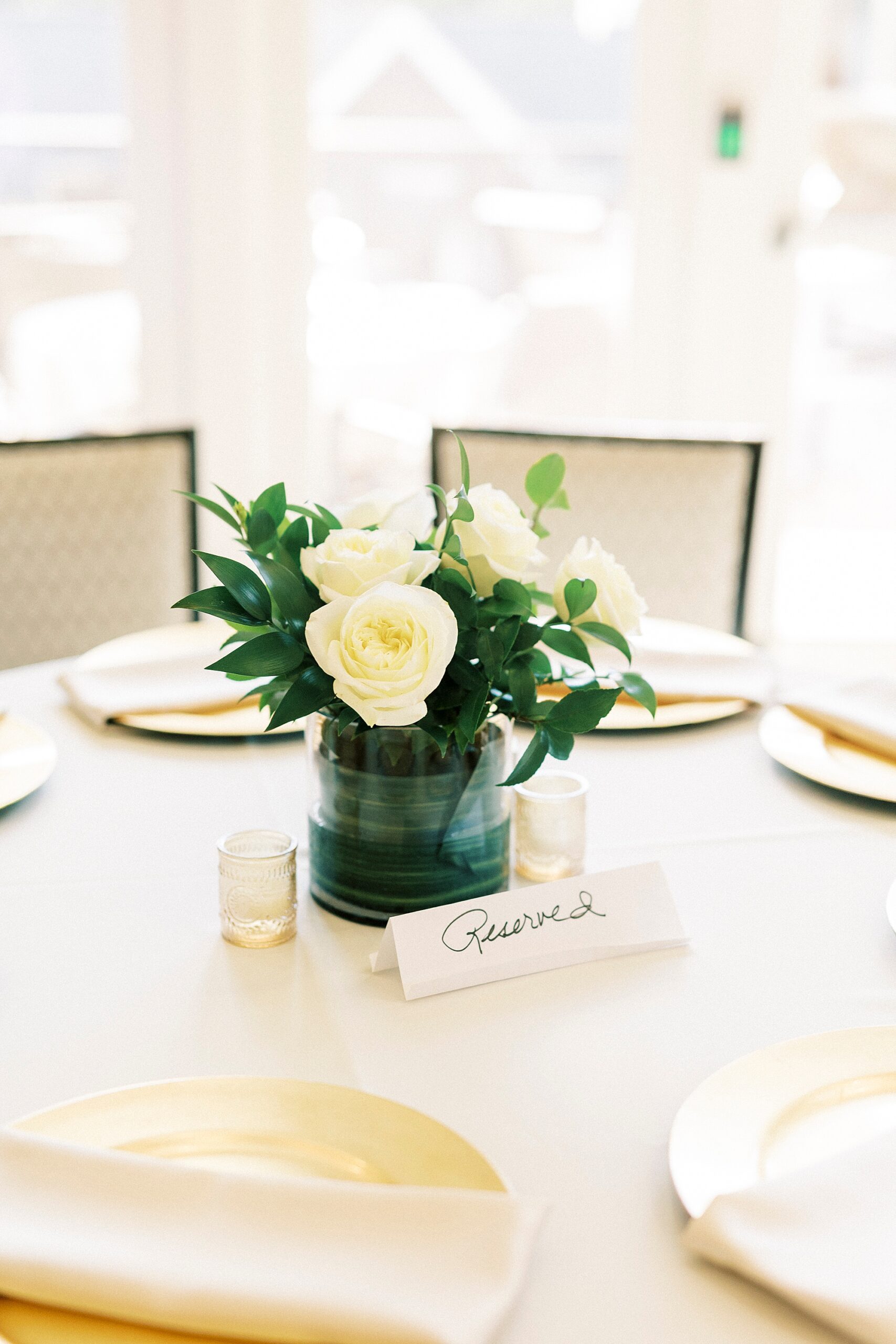 ivory roses sit in center of a table at Palisades Country Club