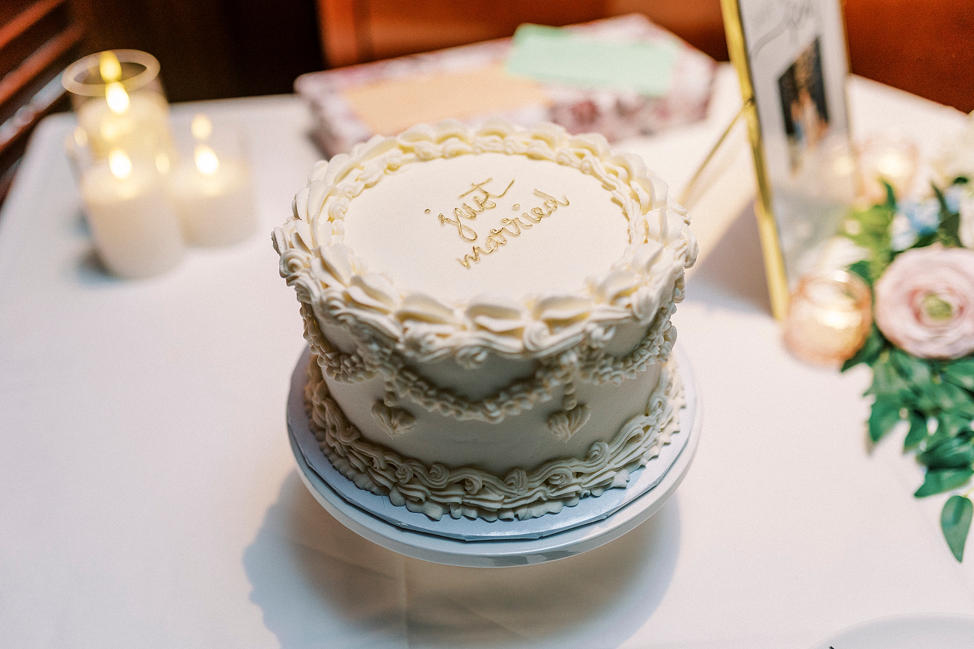 vintage inspired wedding cake at Fleming's Steakhouse