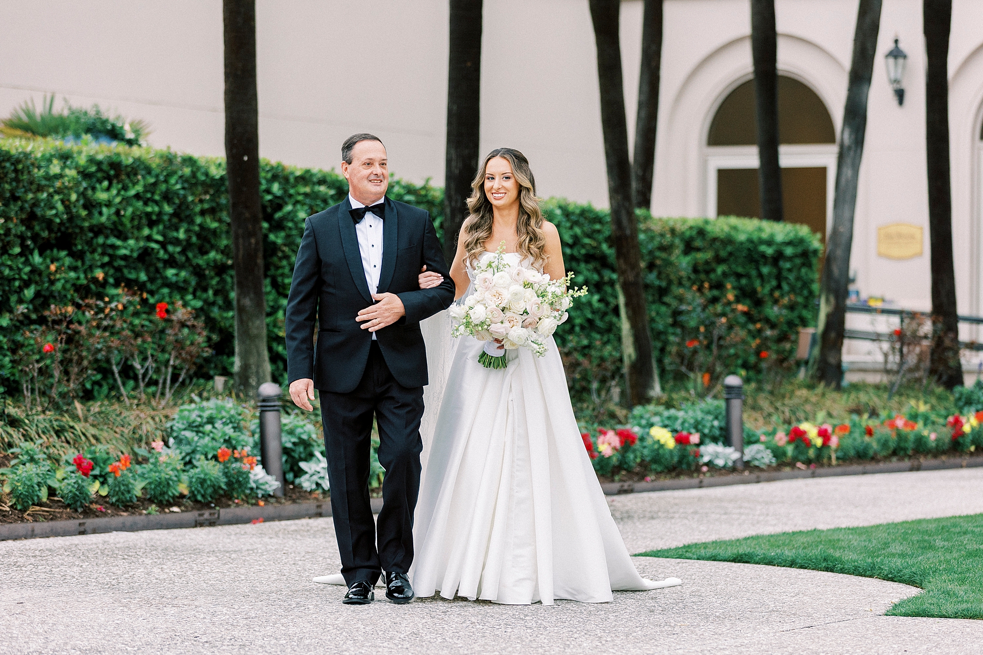 dad escorts daughter down the aisle 