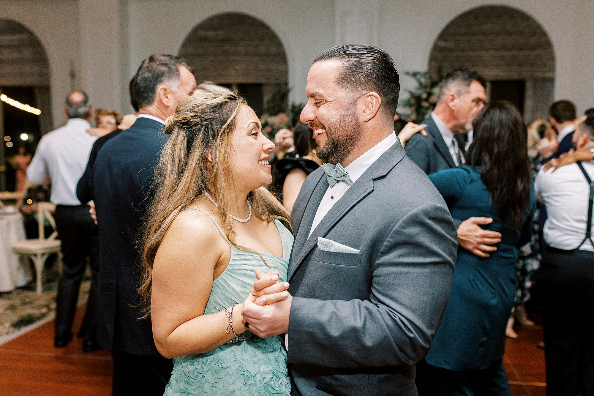 wedding guests dance 