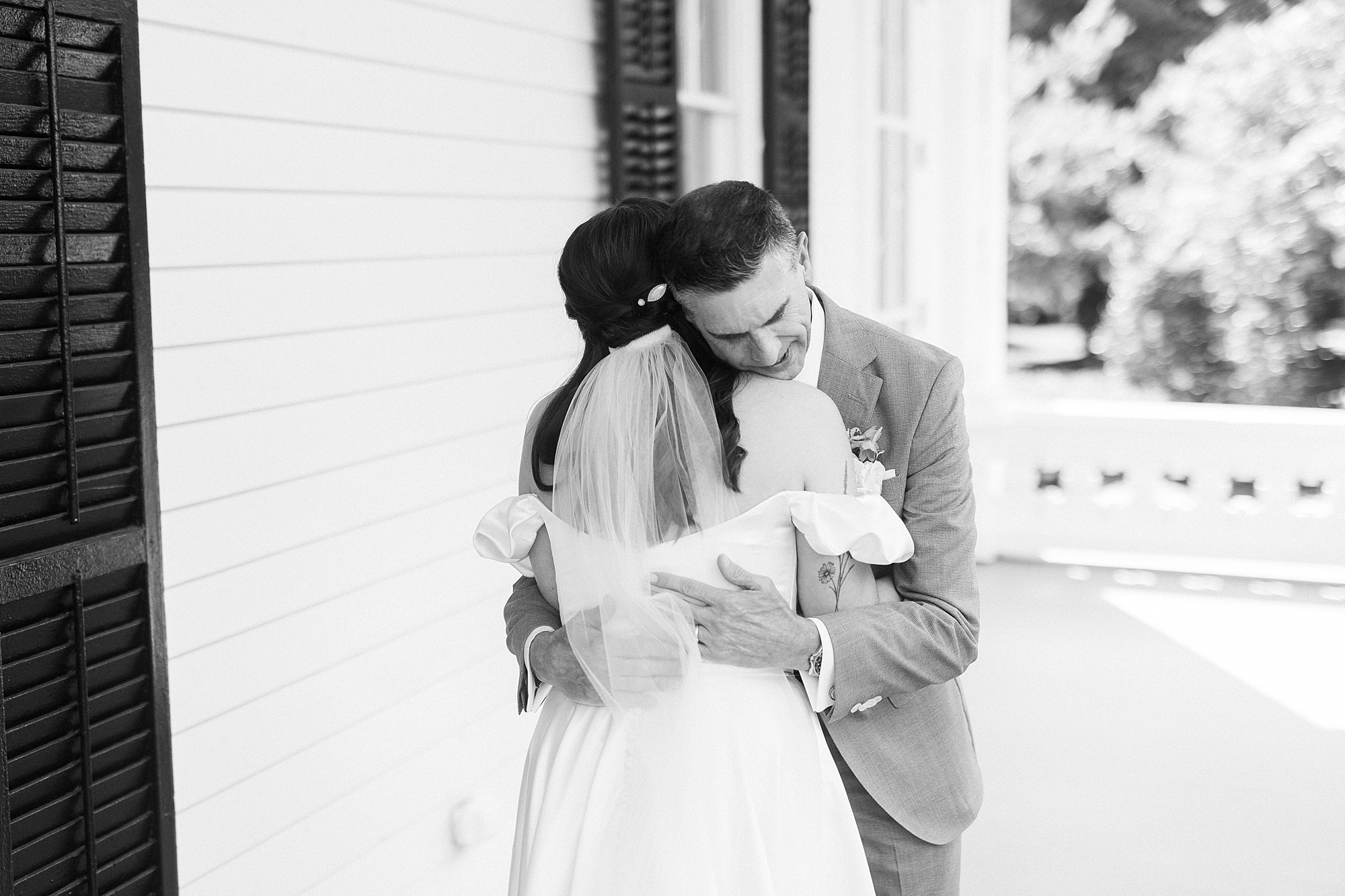bride hugs her dad