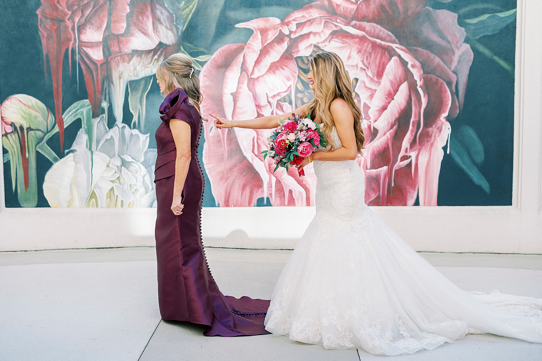 bride's first look with mom 