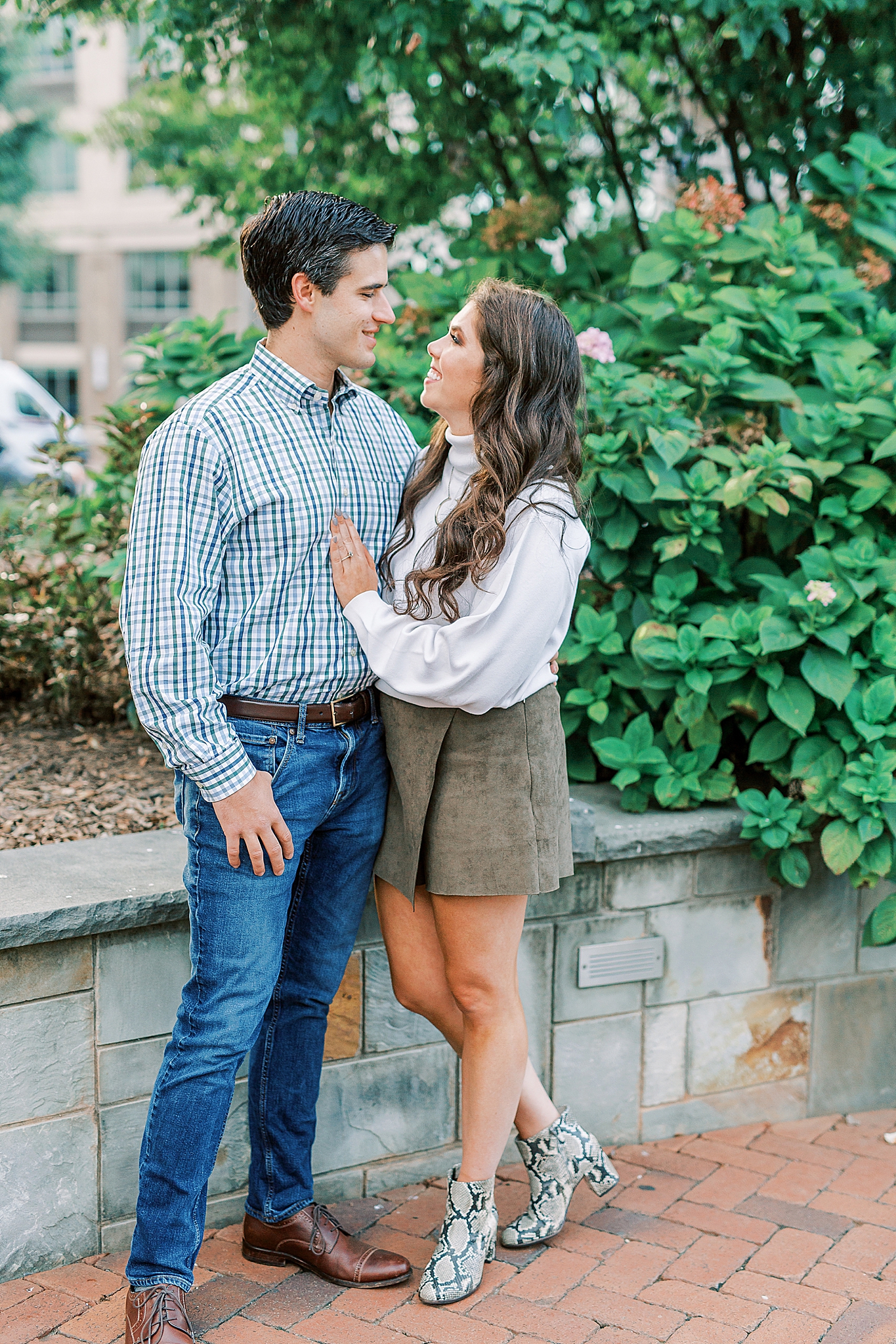 stylish fall engagement session in the city