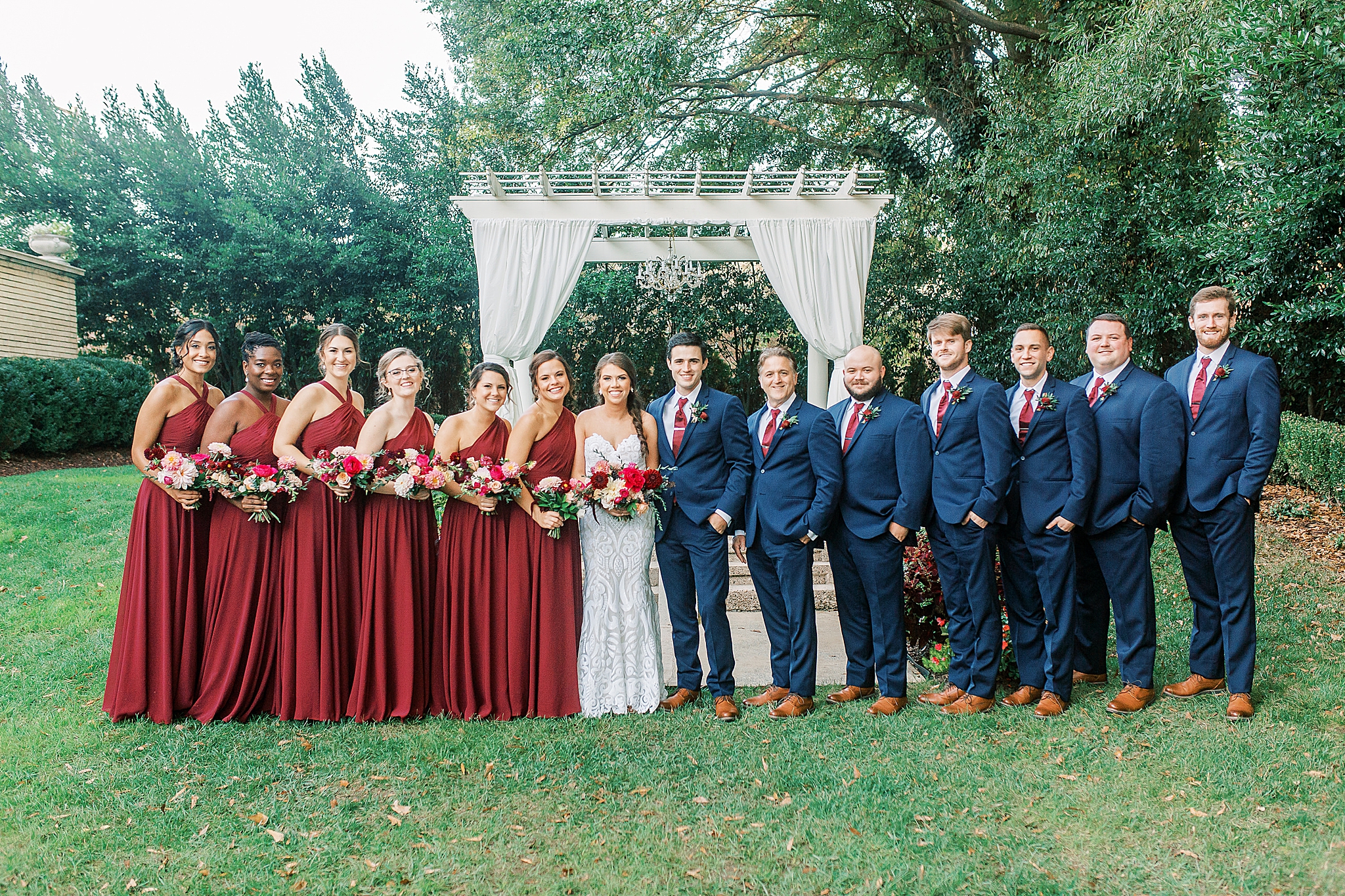 bride and groom pose with bridesmaids and groomsmen