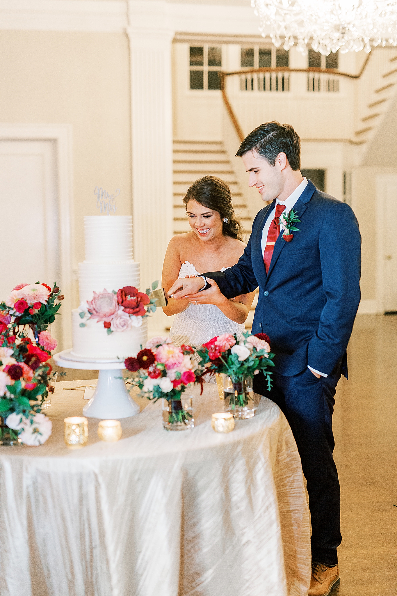 wedding cake cutting at Separk Mansion