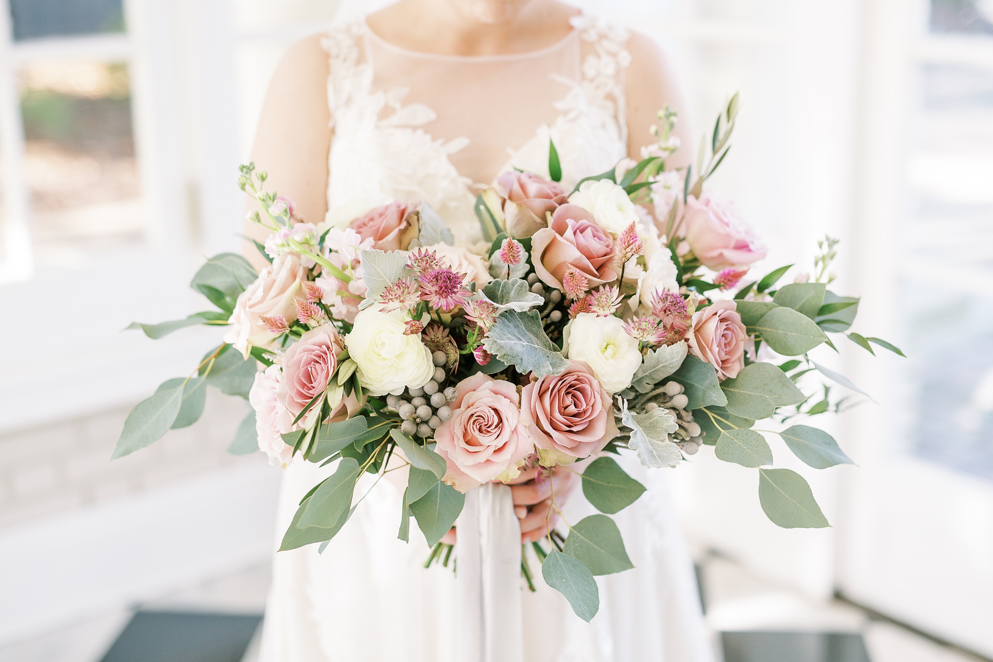 pink roses in bride's bouquet for fall wedding