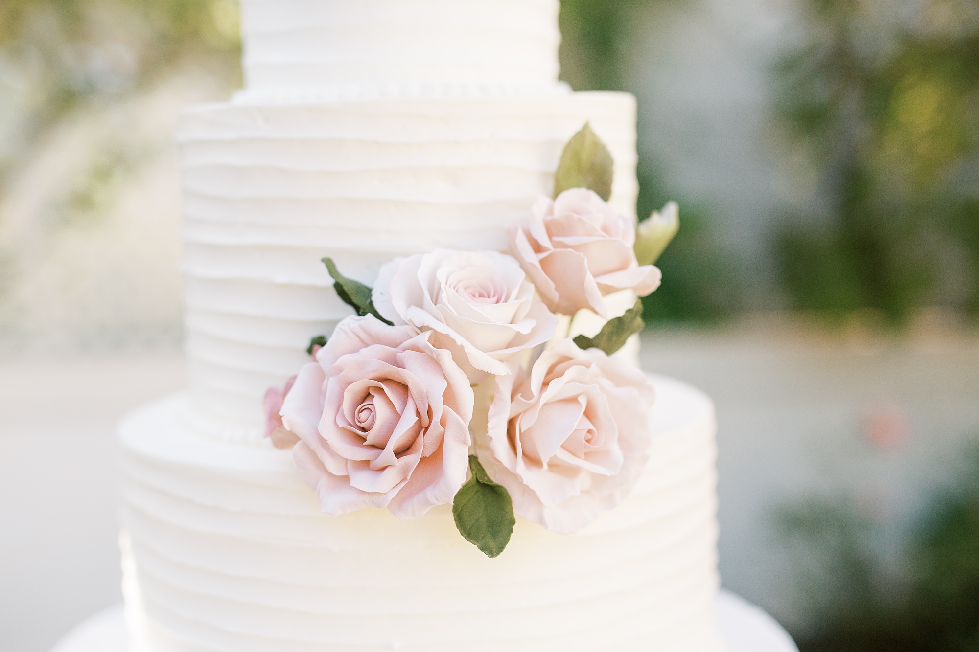 rose details on cake for mauve fall wedding