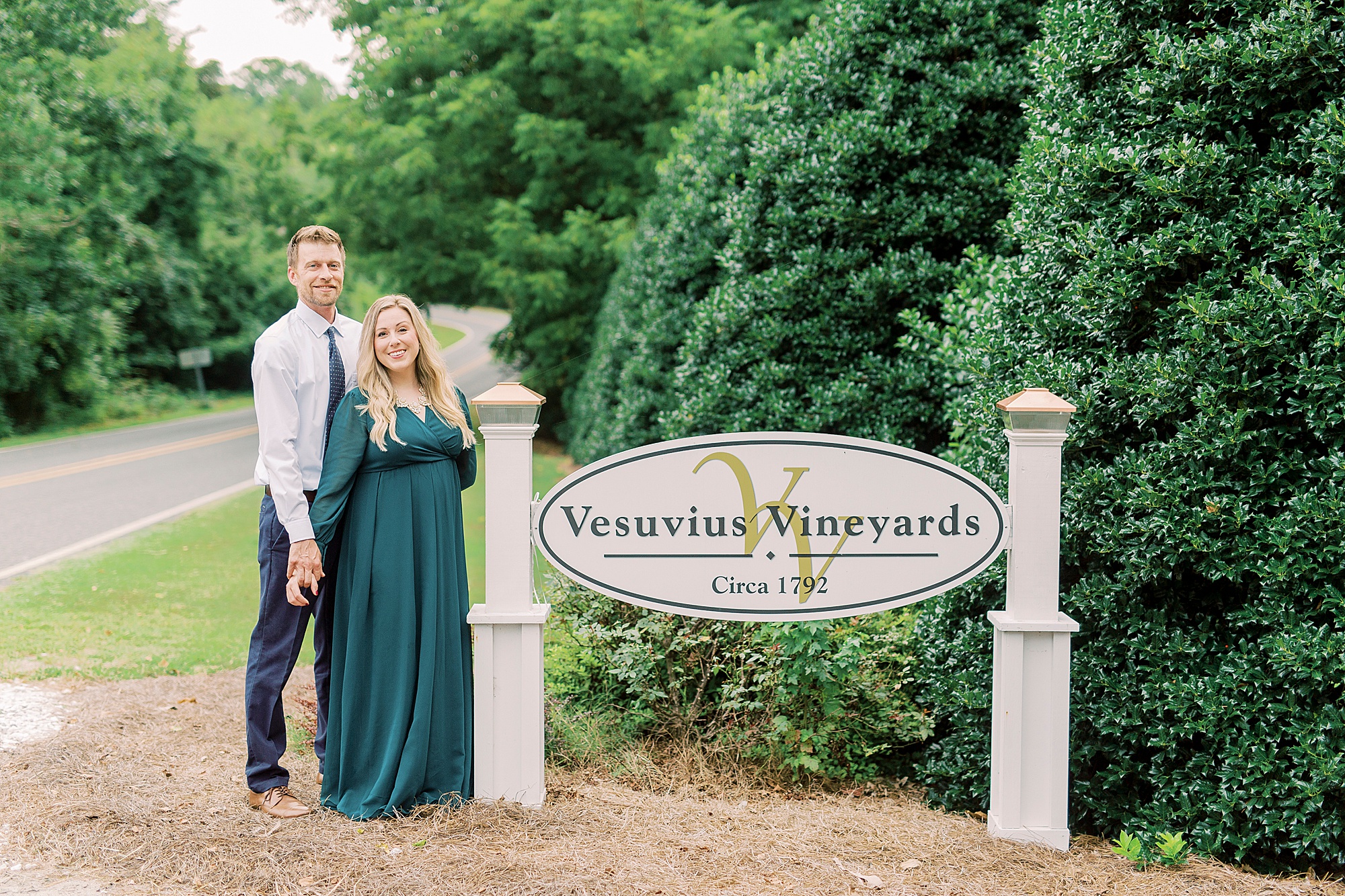 couple stands by Vesuvius Vineyards sign