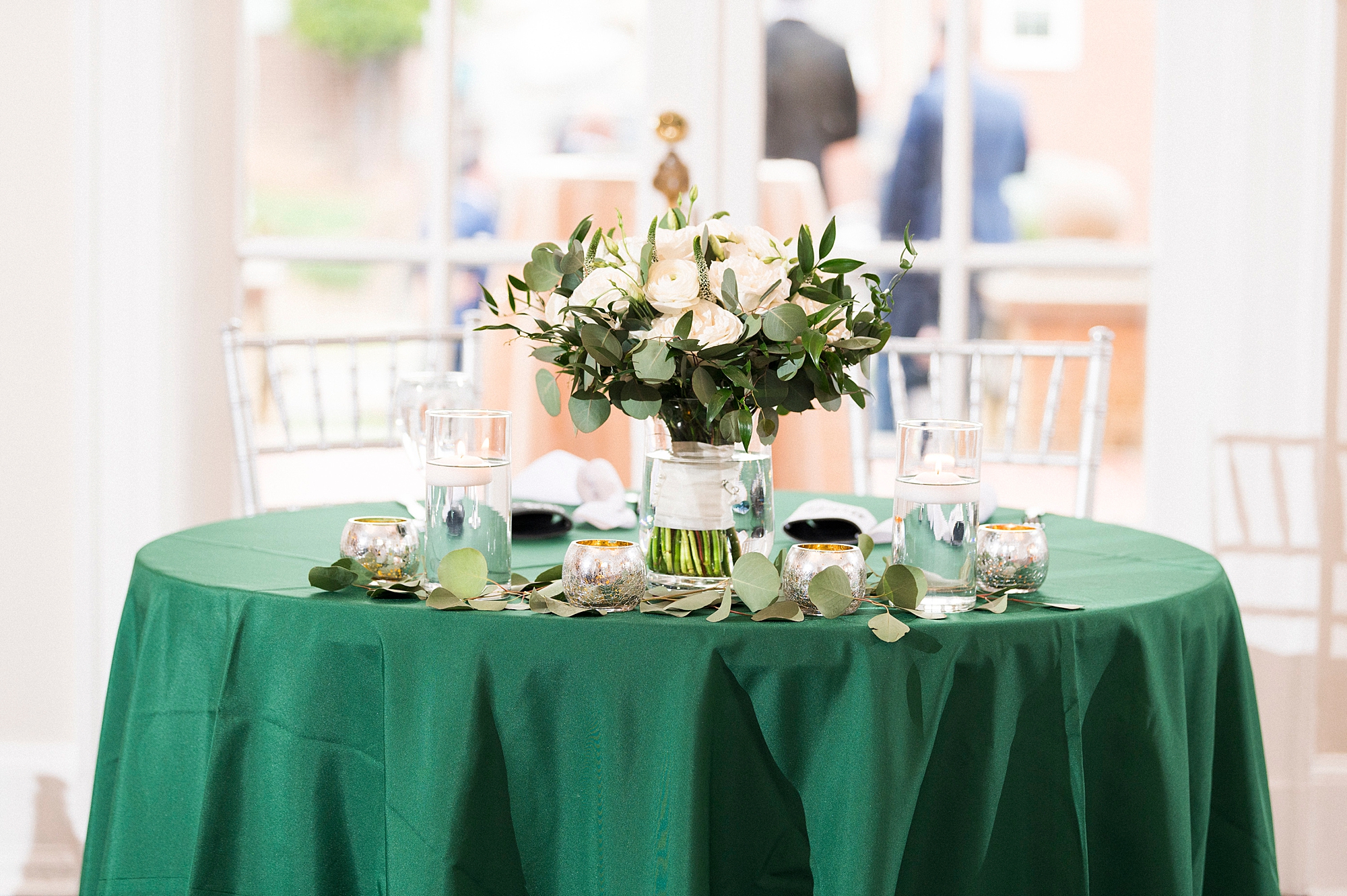 sweetheart table with bouquet of flowers