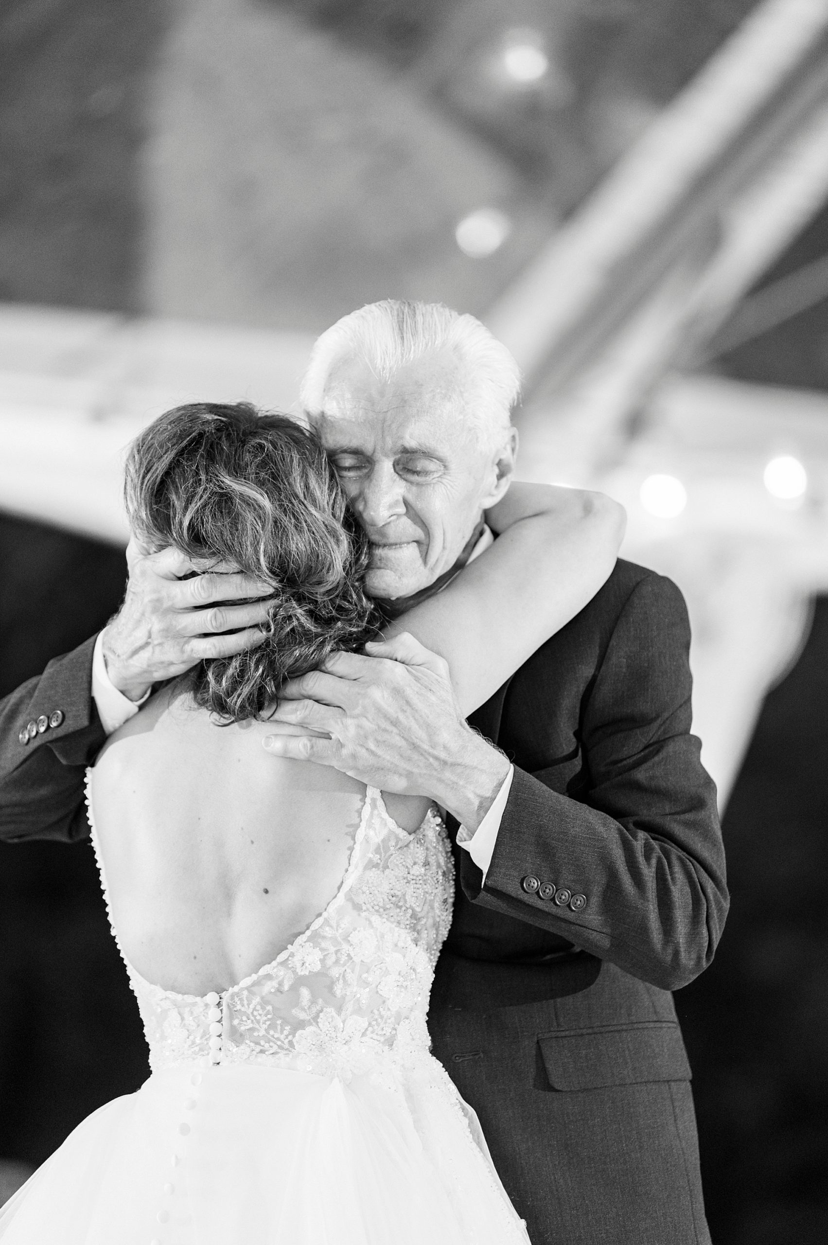 dad hugs daughter during dance at Boxwood Estate