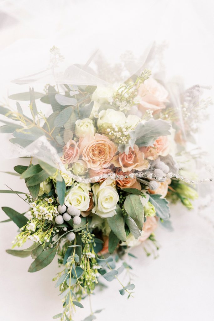 bride's fall bouquet with peach and ivory flowers 